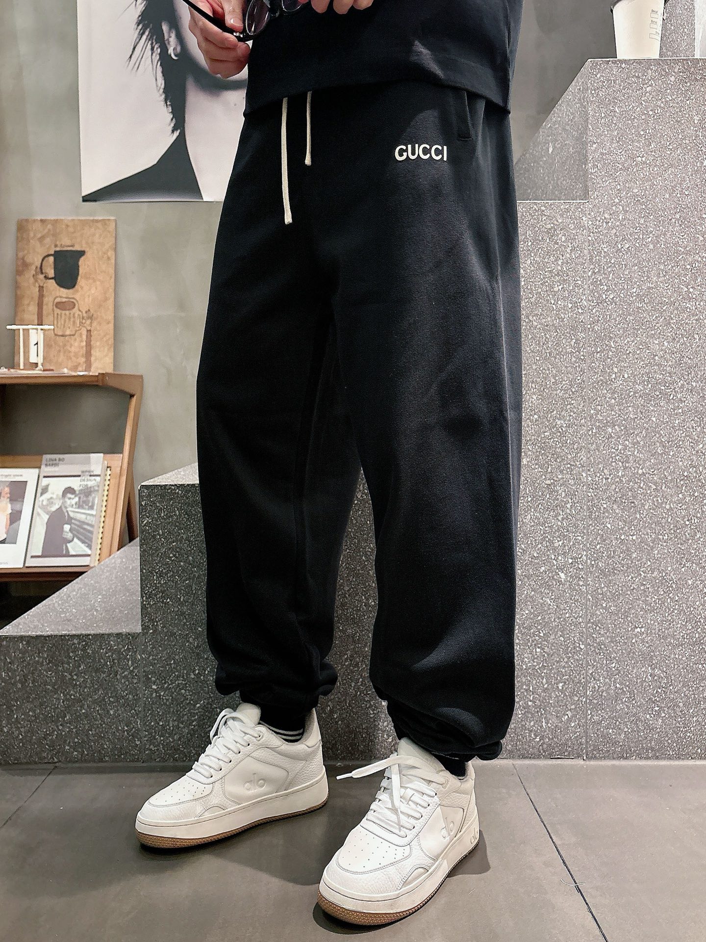 古家🔥🔥春季新款休闲裤，定制优质毛圈棉质面料，亲肤舒适，前后面标识采用植绒设计，裤身设计超级时尚。上身有