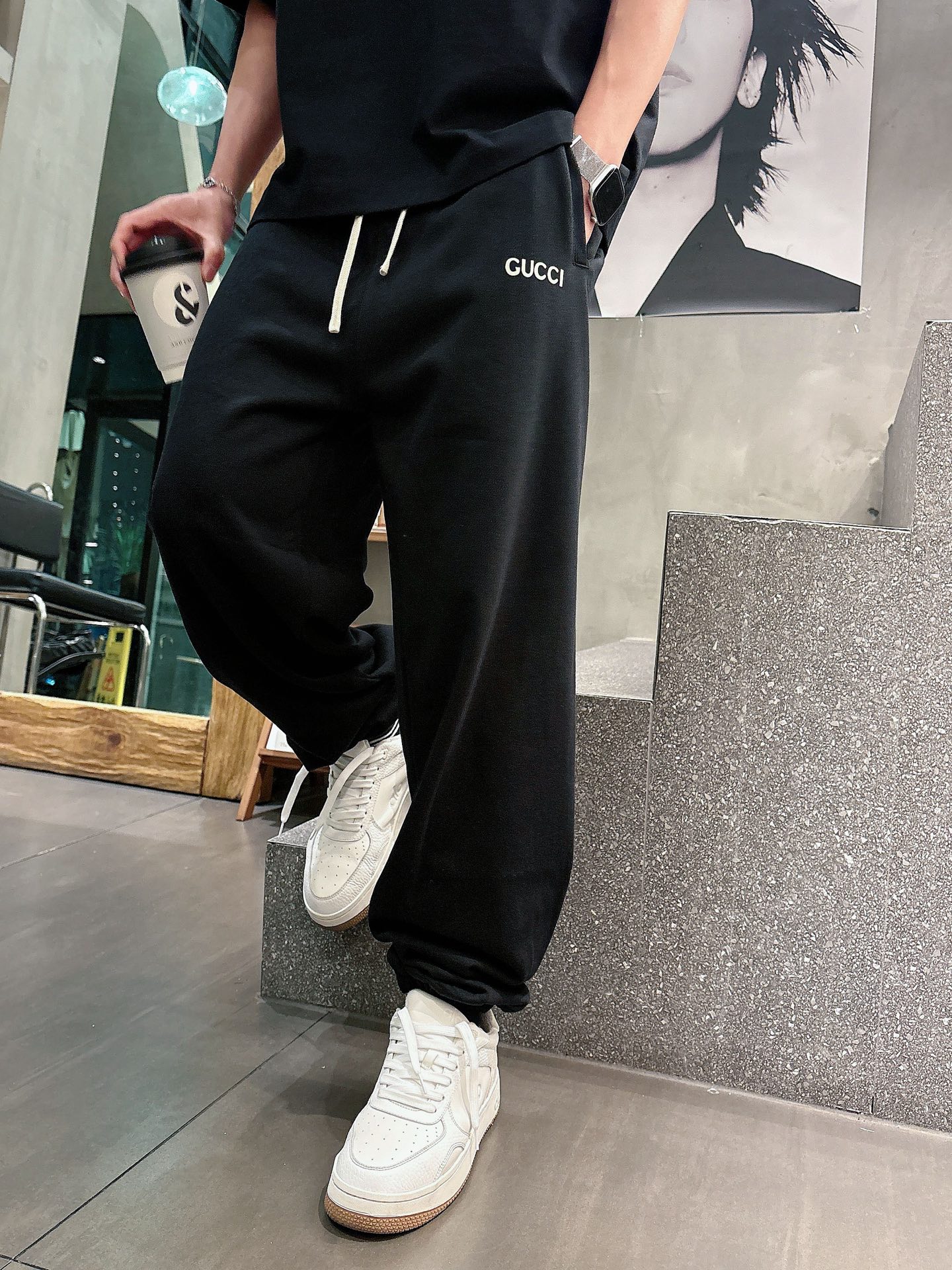 古家🔥🔥春季新款休闲裤，定制优质毛圈棉质面料，亲肤舒适，前后面标识采用植绒设计，裤身设计超级时尚。上身有