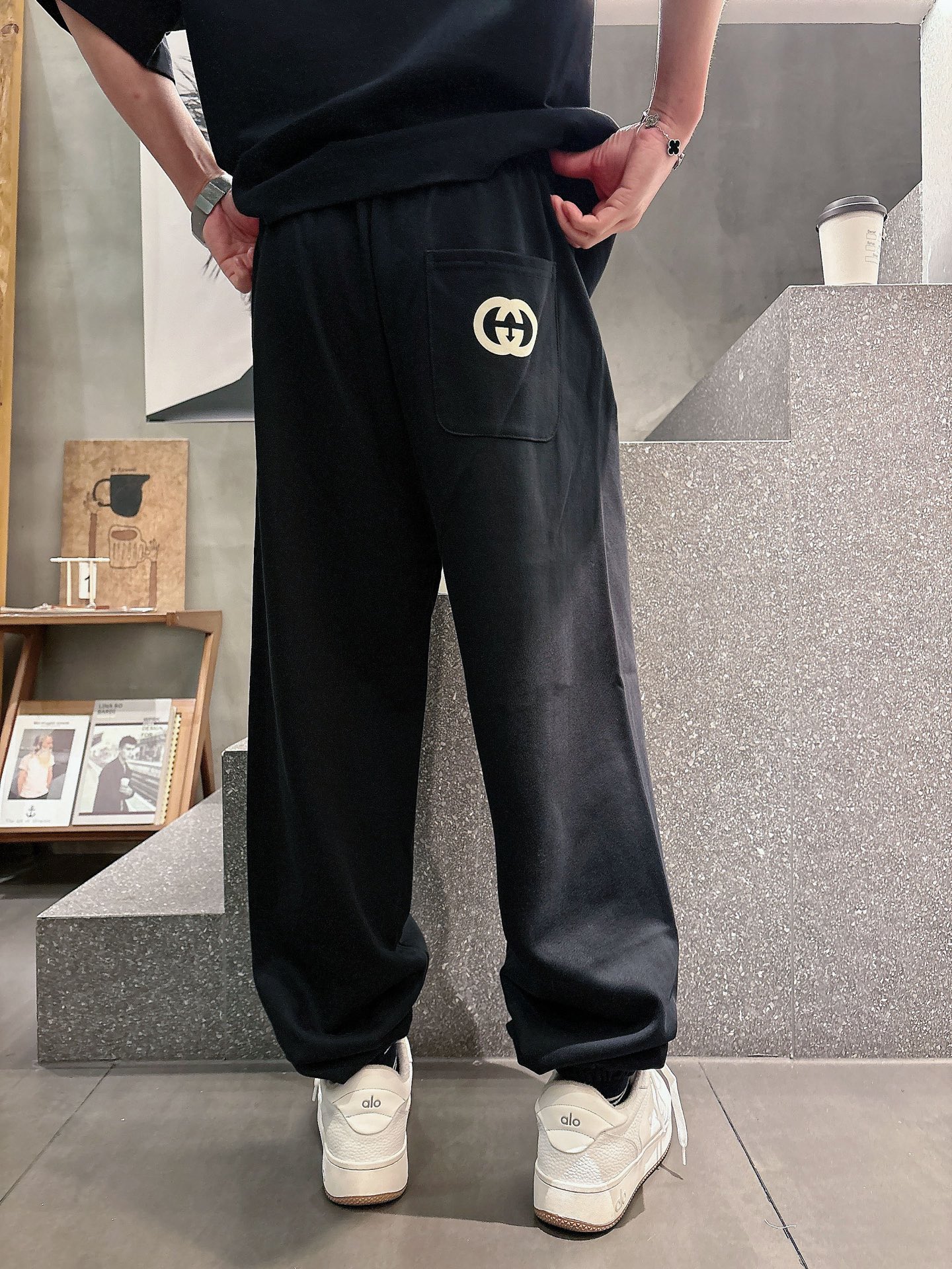 古家🔥🔥春季新款休闲裤，定制优质毛圈棉质面料，亲肤舒适，前后面标识采用植绒设计，裤身设计超级时尚。上身有