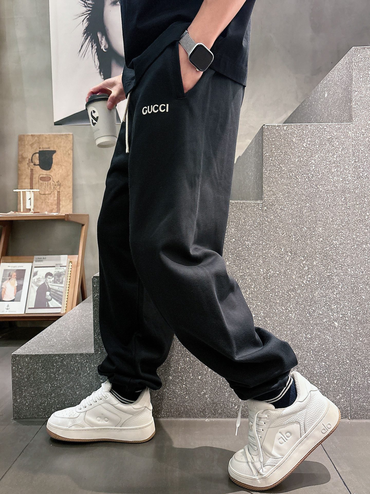 古家🔥🔥春季新款休闲裤，定制优质毛圈棉质面料，亲肤舒适，前后面标识采用植绒设计，裤身设计超级时尚。上身有