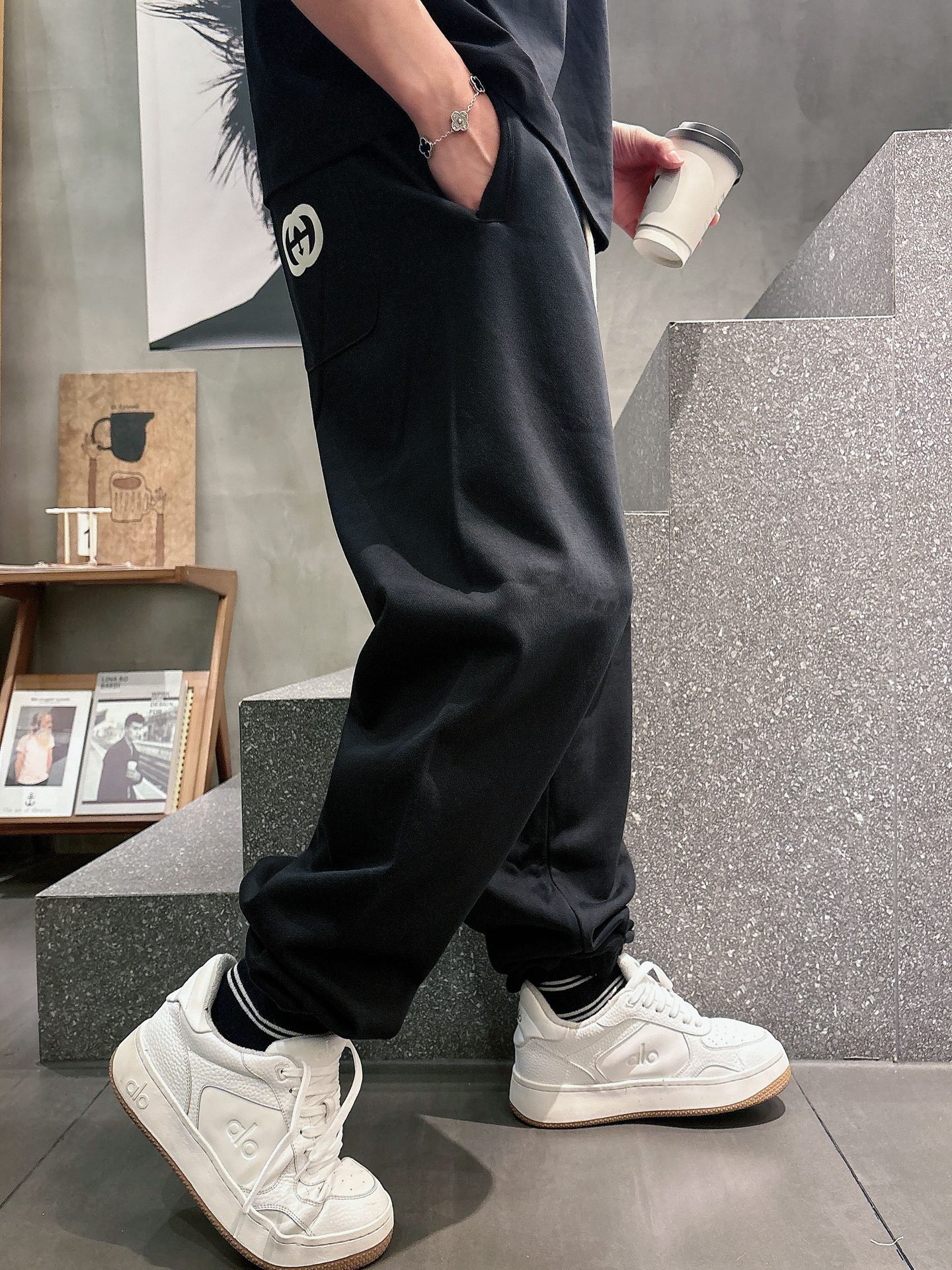 古家🔥🔥春季新款休闲裤，定制优质毛圈棉质面料，亲肤舒适，前后面标识采用植绒设计，裤身设计超级时尚。上身有