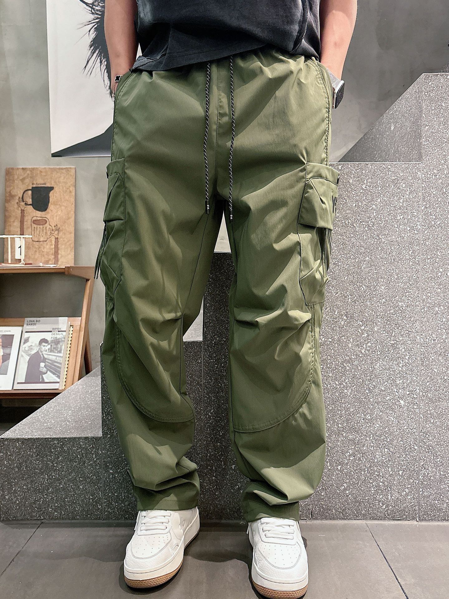 Y.3🔥🔥春夏季新款休闲裤，采用优质梭织材质，面料丝滑挺括，两侧工装口袋设计装饰，上身足够吸睛且回头率爆