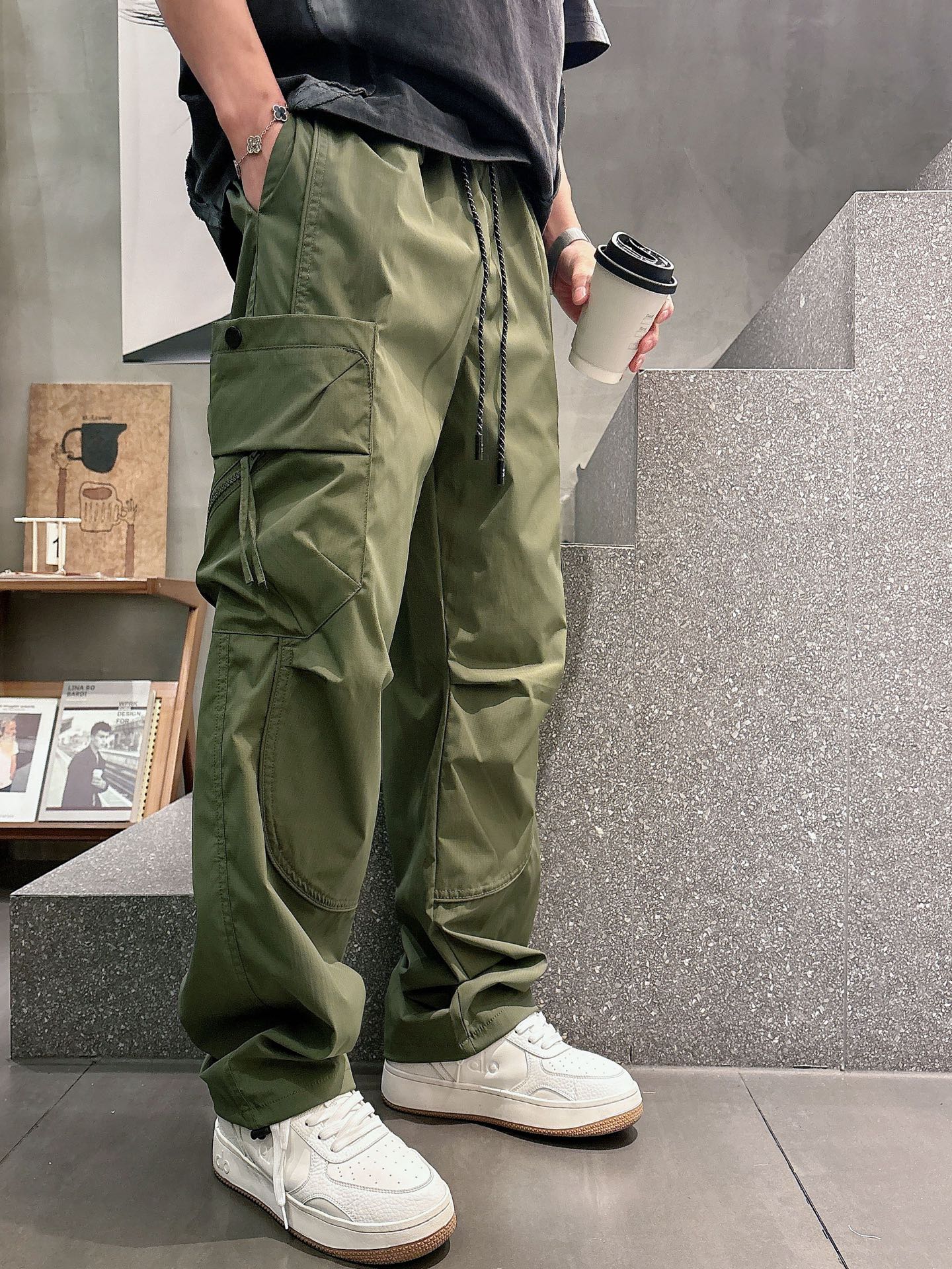 Y.3🔥🔥春夏季新款休闲裤，采用优质梭织材质，面料丝滑挺括，两侧工装口袋设计装饰，上身足够吸睛且回头率爆