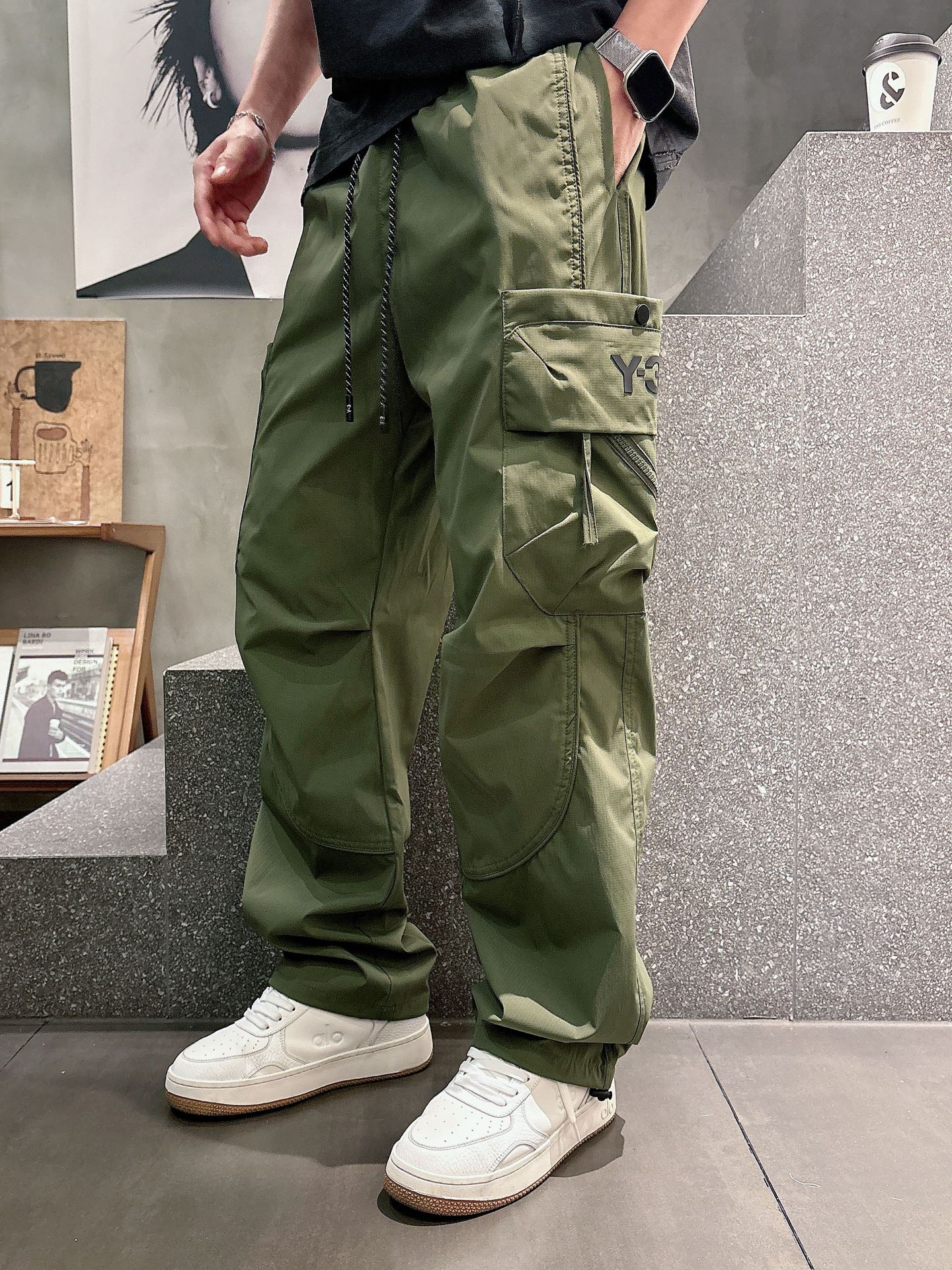 Y.3🔥🔥春夏季新款休闲裤，采用优质梭织材质，面料丝滑挺括，两侧工装口袋设计装饰，上身足够吸睛且回头率爆