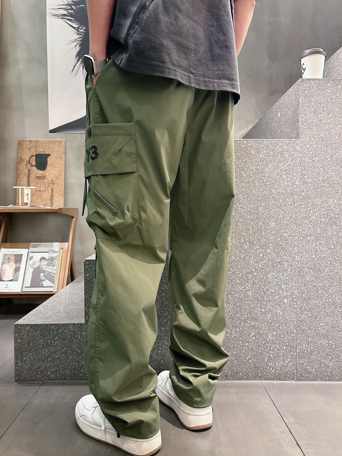 Y.3🔥🔥春夏季新款休闲裤，采用优质梭织材质，面料丝滑挺括，两侧工装口袋设计装饰，上身足够吸睛且回头率爆