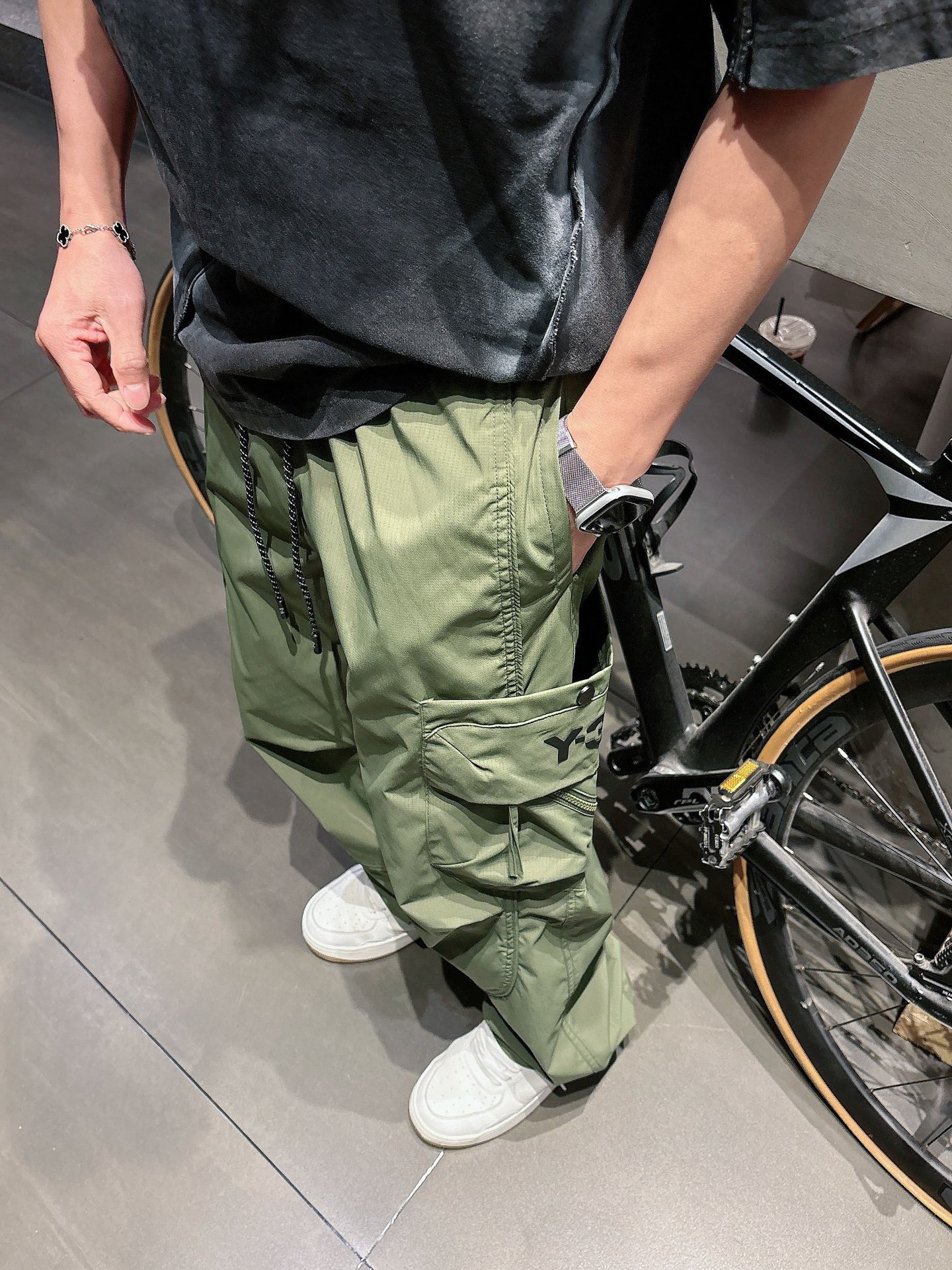 Y.3🔥🔥春夏季新款休闲裤，采用优质梭织材质，面料丝滑挺括，两侧工装口袋设计装饰，上身足够吸睛且回头率爆