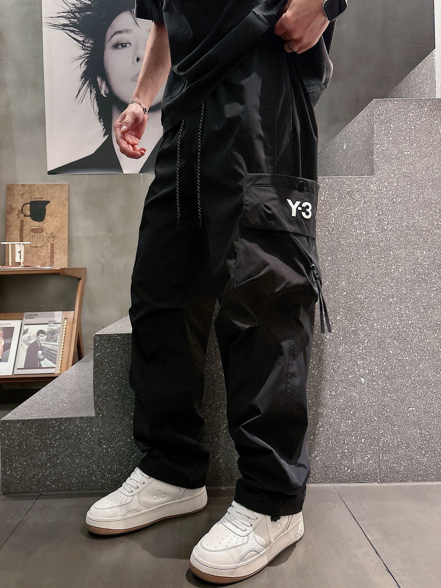 Y.3🔥🔥春夏季新款休闲裤，采用优质梭织材质，面料丝滑挺括，两侧工装口袋设计装饰，上身足够吸睛且回头率爆