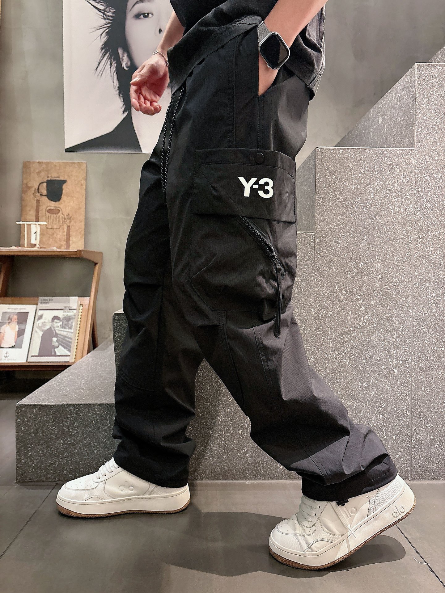 Y.3🔥🔥春夏季新款休闲裤，采用优质梭织材质，面料丝滑挺括，两侧工装口袋设计装饰，上身足够吸睛且回头率爆