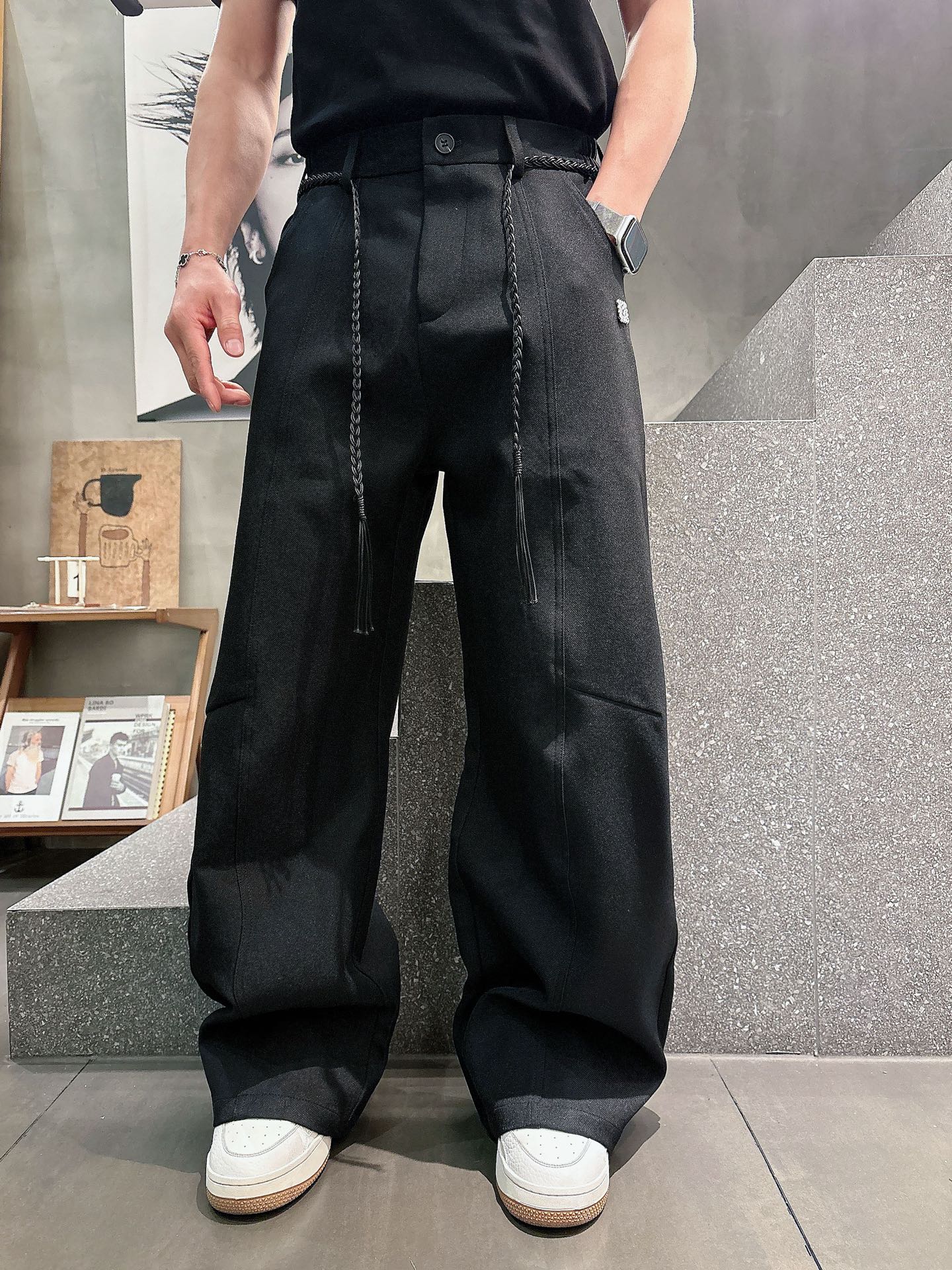 罗意威🔥🔥春夏新款休闲西裤，香港洋行渠道货，高级优质棉质面料，细腻柔软程度非同一般。金属标识增添看点，处