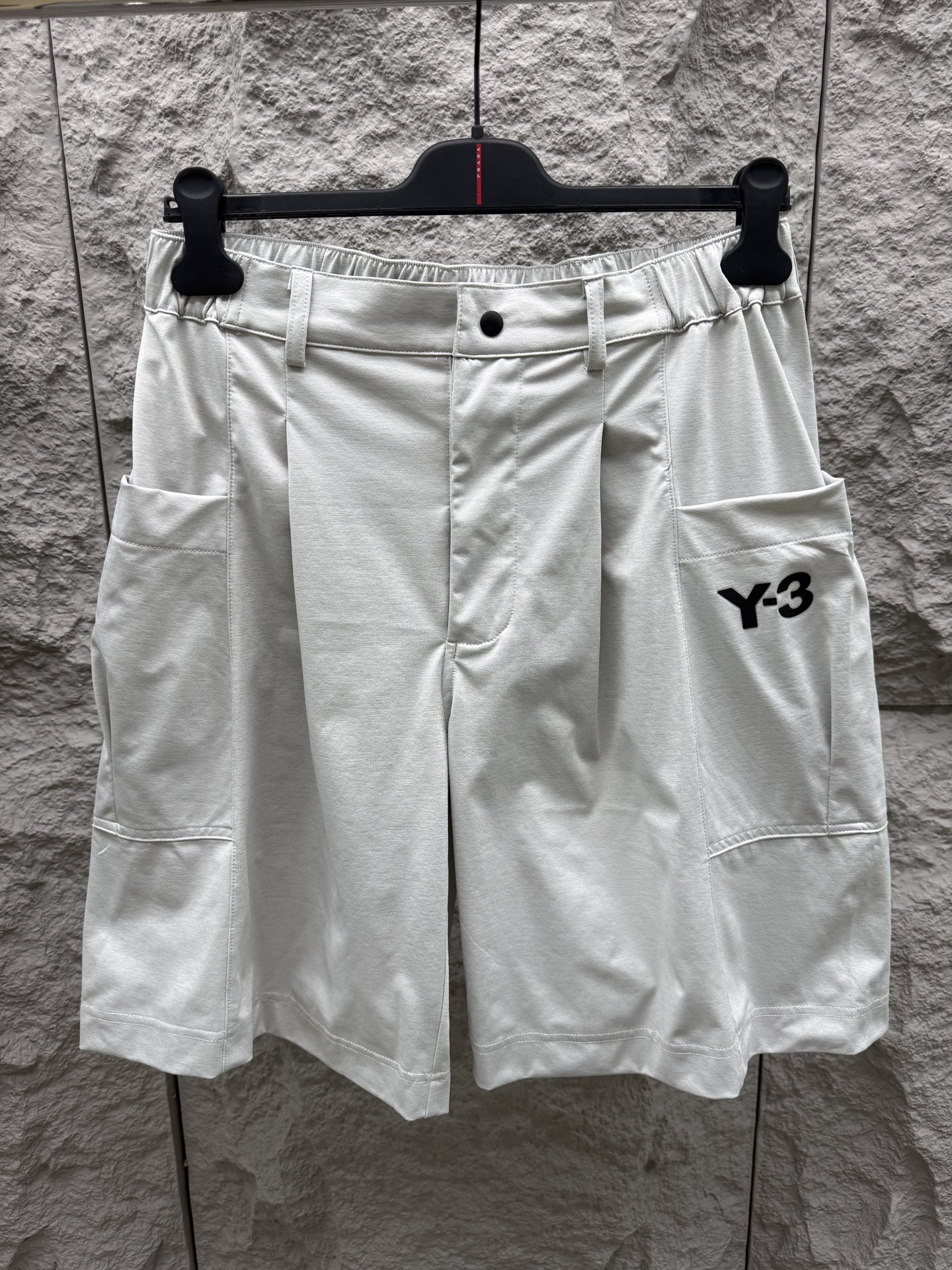 Y.3🔥🔥春夏新款休闲短裤，采用优质丝质面料，超级轻薄亲肤，透气舒适。两侧工装口袋设计，整款裤型超级时尚