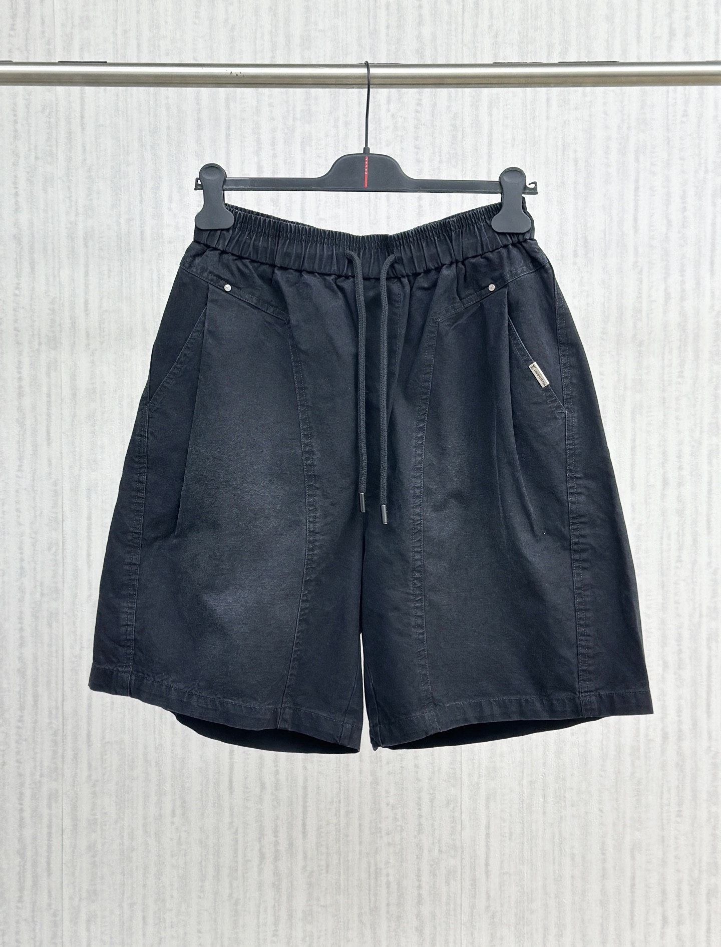 驴家🔥🔥夏季新款短裤，采用优质斜纹棉水洗面料，水洗工艺超级好看，超级舒适透气。整体设计超级好看，炫酷百搭