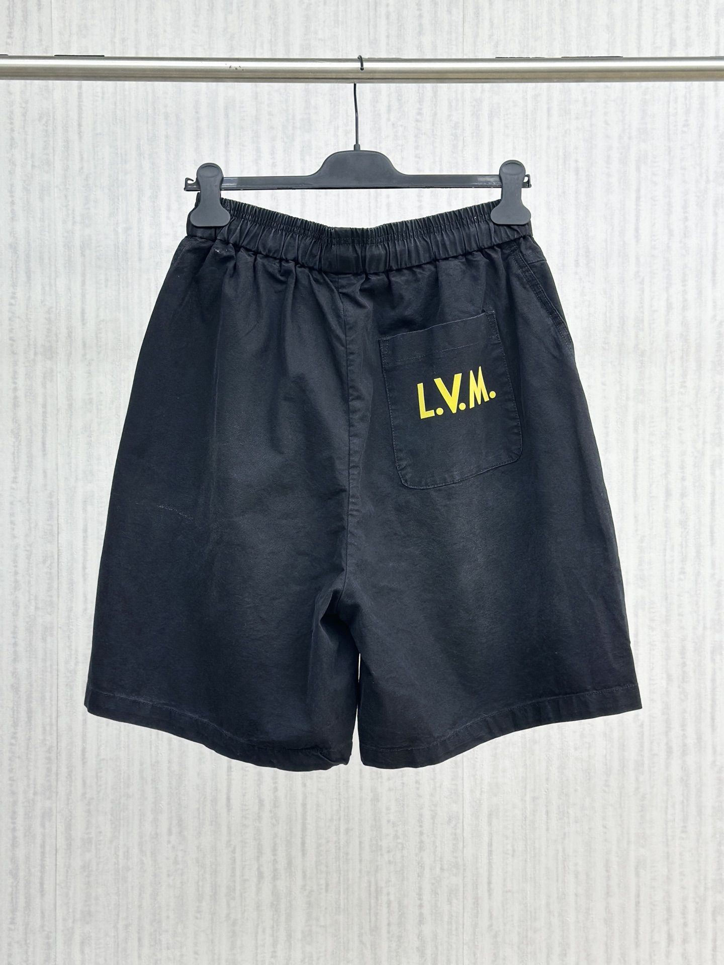 驴家🔥🔥夏季新款短裤，采用优质斜纹棉水洗面料，水洗工艺超级好看，超级舒适透气。整体设计超级好看，炫酷百搭