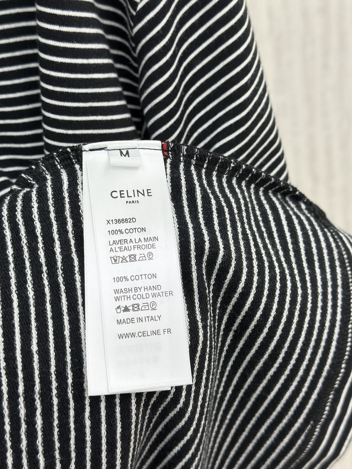 Celine🔥🔥夏季新款条纹短袖，采用纯棉柔软面料，超级亲肤舒适，胸前品牌logo点缀，版型设计宽大简洁