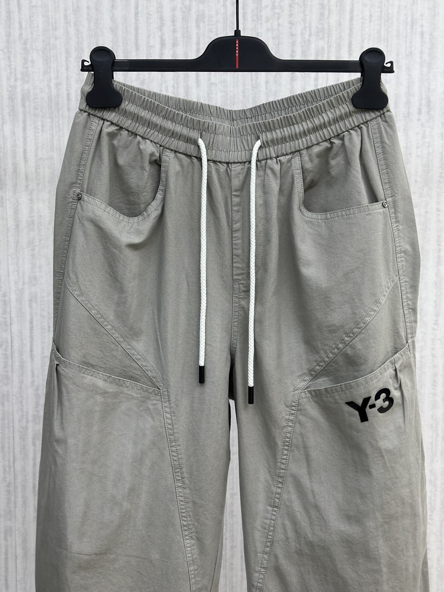 Y.3🔥🔥夏季新款休闲裤，采用优质洗水棉布面料，整体水洗超级好看炫酷！两侧口袋设计搭配品牌标识，设计感十