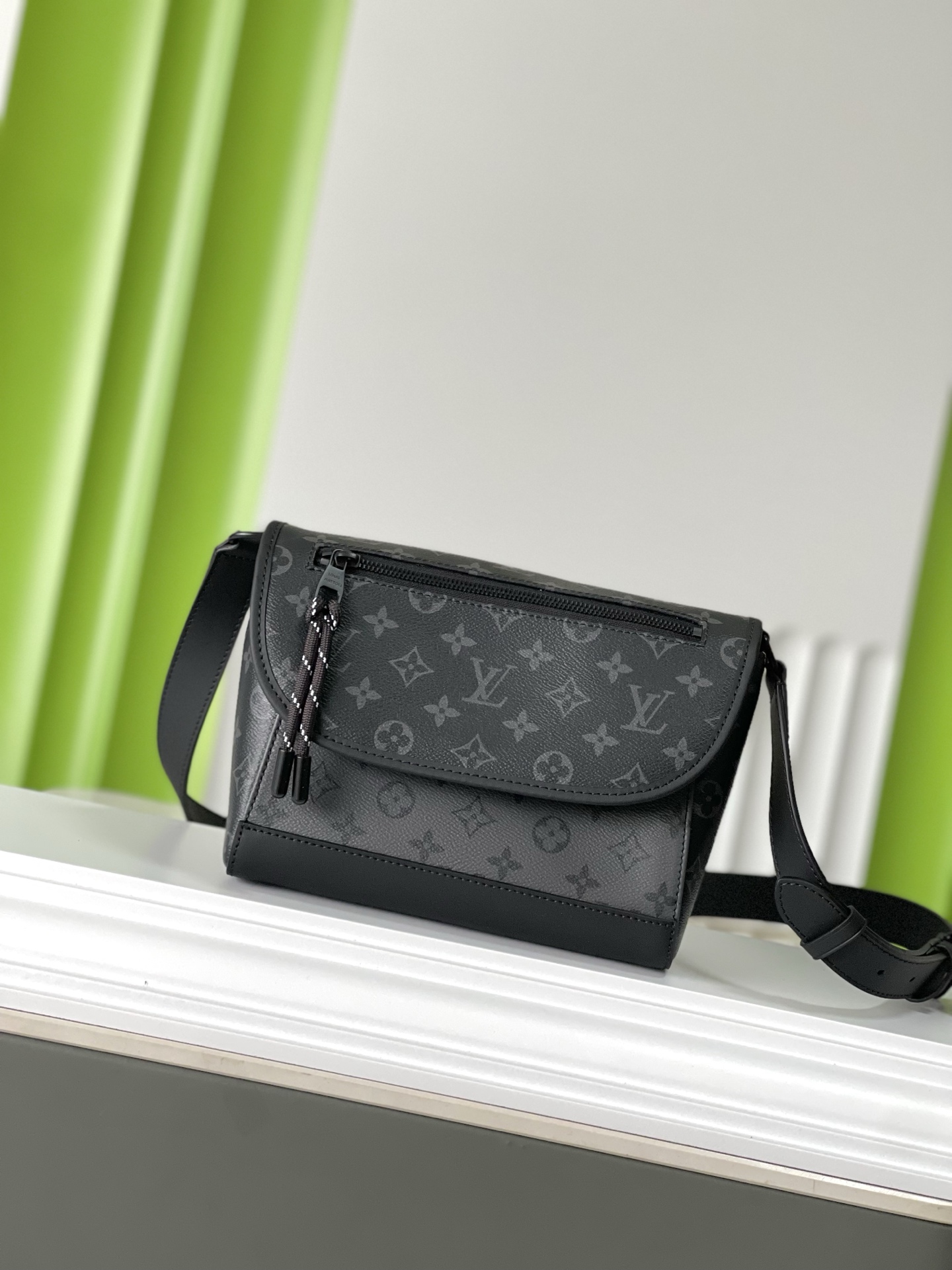 NO:208041,Purchase price M12681 26.5×17×11 PULSE Black Flower Postman Bag Top Original Order Change Code Chip, LV [Top Original Order], louis vuitton19860909拿货价 M12681 26.5×17×11 PULSE 黑花邮差包 顶级原单 变码芯片,LV【顶级原单】,louis vuitton,Bag