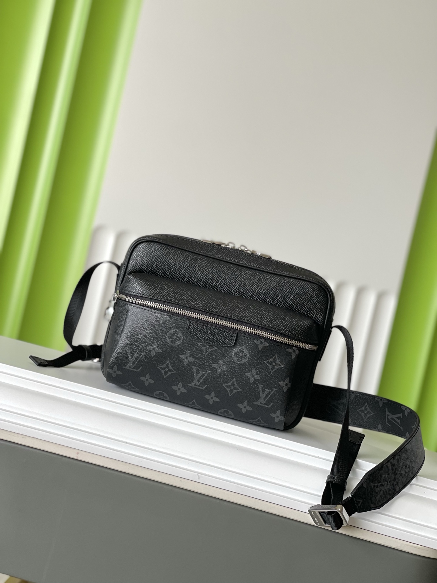 NO:208033,Purchase price M30233 29.5×20×10.5 OUTDOOR Men's Postman Bag Top Original Order Change Code Chip, LV [Top Original Order], louis vuitton19860909拿货价 M30233 29.5×20×10.5 OUTDOOR 男士邮差包 顶级原单 变码芯片,LV【顶级原单】,louis vuitton,Bag