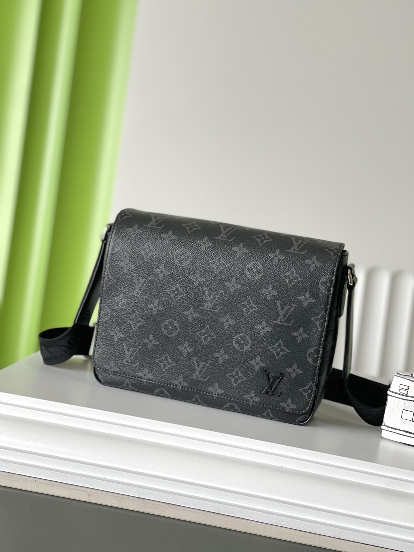 NO:211974,M46255 26×20×7 DISTRICT Black Flower Postman Bag Top Original Slot Code Change Chip, LV [Top Original Slot], louis vuitton19860909M46255 26×20×7 DISTRICT 黑花邮差包 顶级原单 变码芯片,LV【顶级原单】,louis vuitton,Bag