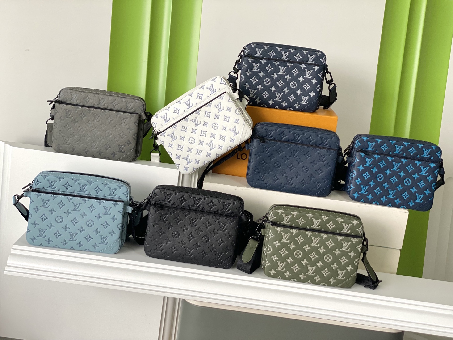 Louis Vuitton Heren Schoudertas met Monogram Reliëf - Stijlvol en Functioneel