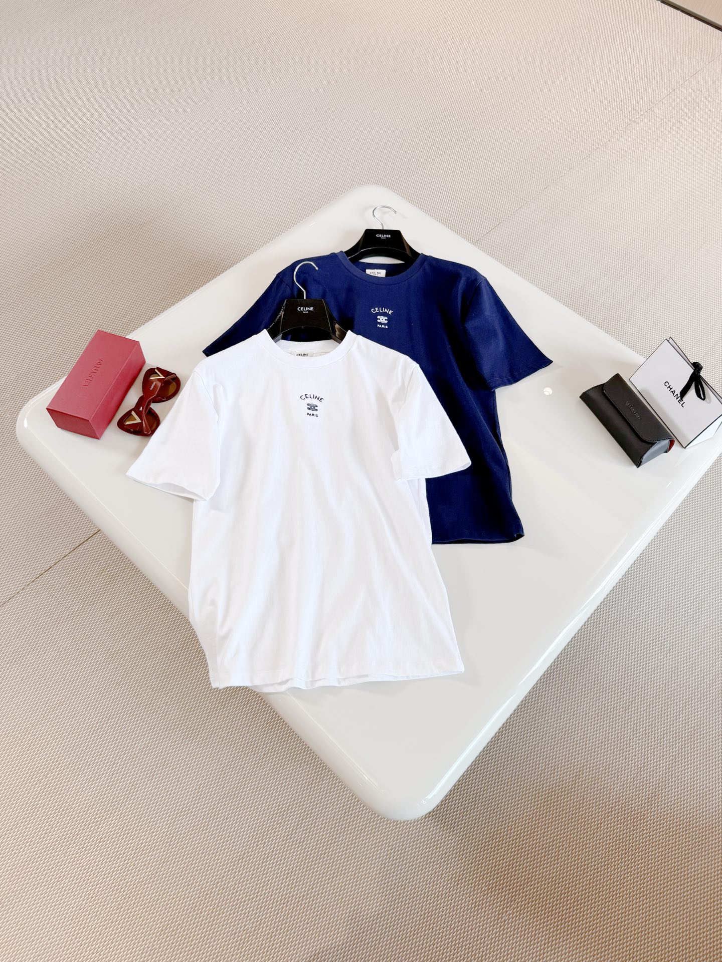NO:800741,CEL 26S white and blue two-color Arc de Triomphe embroidered short-sleeved T-shirt. Navy blue pure cotton material is soft and breathable. The Arc de Triomphe embroidery on the chest is very recognizable. The loose fit can be easily worn by men and women. It can be worn alone or layered. Top quality, T-shirt, tees, t-shirt,19860909CEL 26S 白蓝双色凯旋门刺绣短袖T恤 海军蓝纯棉材质柔软透气 胸口凯旋门刺绣超有辨识度,宽松版型男女都能轻松驾驭 单穿或叠穿都OK 顶级品质,,T-shirt,tees，t-shirt,,Women's clothing