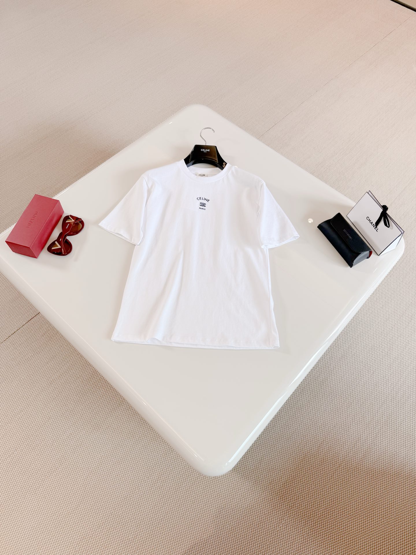 NO:800747,CEL 26S white and blue two-color Arc de Triomphe embroidered short-sleeved T-shirt. White pure cotton material is soft and breathable. The Arc de Triomphe embroidery on the chest is very recognizable. The loose fit can be easily worn by men and women. It is OK to wear alone or layered. Top quality, T-shirt, tees, t-shirt,19860909CEL 26S 白蓝双色凯旋门刺绣短袖T恤 白色纯棉材质柔软透气 胸口凯旋门刺绣超有辨识度,宽松版型男女都能轻松驾驭 单穿或叠穿都OK 顶级品质,,T-shirt,tees，t-shirt,,Women's clothing