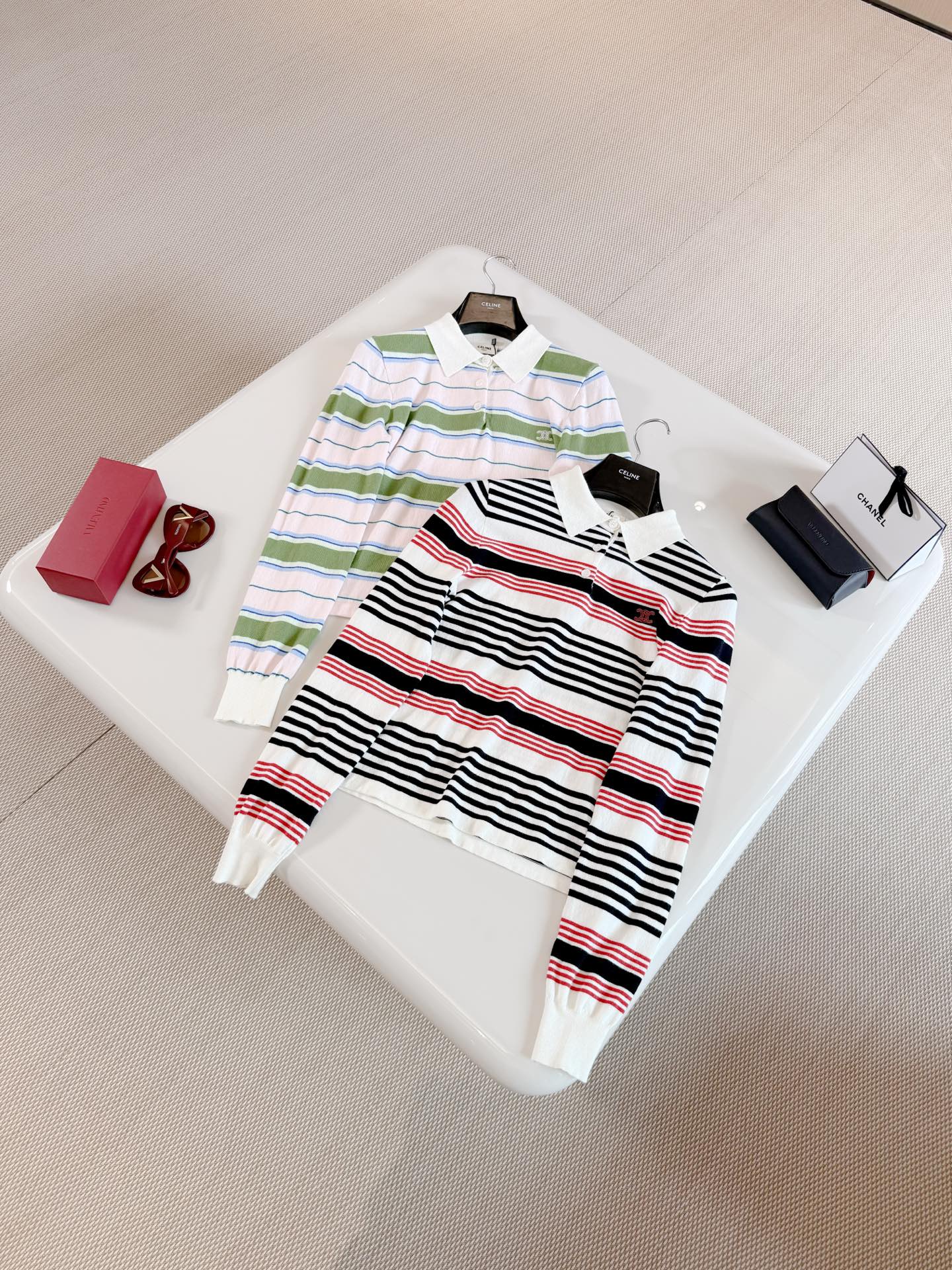 NO:800735,CEL 26S red and black striped long-sleeved knitted stretch Polo shirt. The cotton fabric is soft and comfortable. It is ok for daily commuting or leisure. The black and red and beige contrasting stripes are energetic and romantic, and the straight-shoulder slim fit modifies the body proportions. Two-color choice,,19860909CEL 26S 红黑条纹长袖针织弹力Polo衫 棉质面料柔软舒适 日常通勤或休闲都ok 黑红拼米色撞色条纹活力又浪漫、正肩收身版型 修饰身材比例 双色之选,,,Women's clothing
