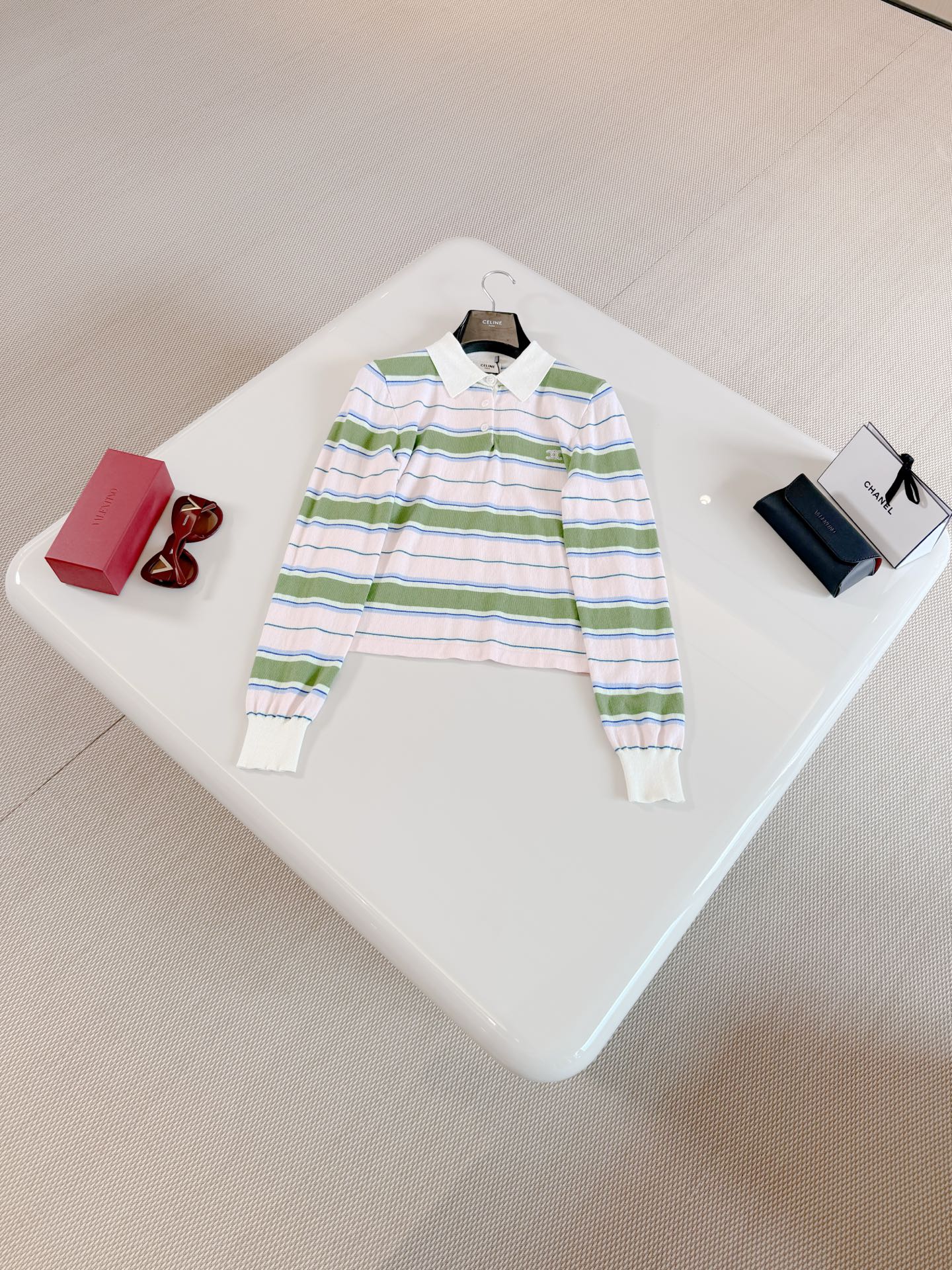 NO:800729,CEL 26S Fruit green and pink striped long-sleeved knitted stretch Polo shirt. The cotton fabric is soft and comfortable. It is ok for daily commuting or leisure. The fresh and contrasting stripes are energetic and romantic. The right-shoulder slim fit modifies the body proportions. Two-color choice.19860909CEL 26S 果绿拼粉条纹长袖针织弹力Polo衫 棉质面料柔软舒适 日常通勤或休闲都ok 清新撞色条纹活力又浪漫、正肩收身版型 修饰身材比例 双色之选,,,Women's clothing