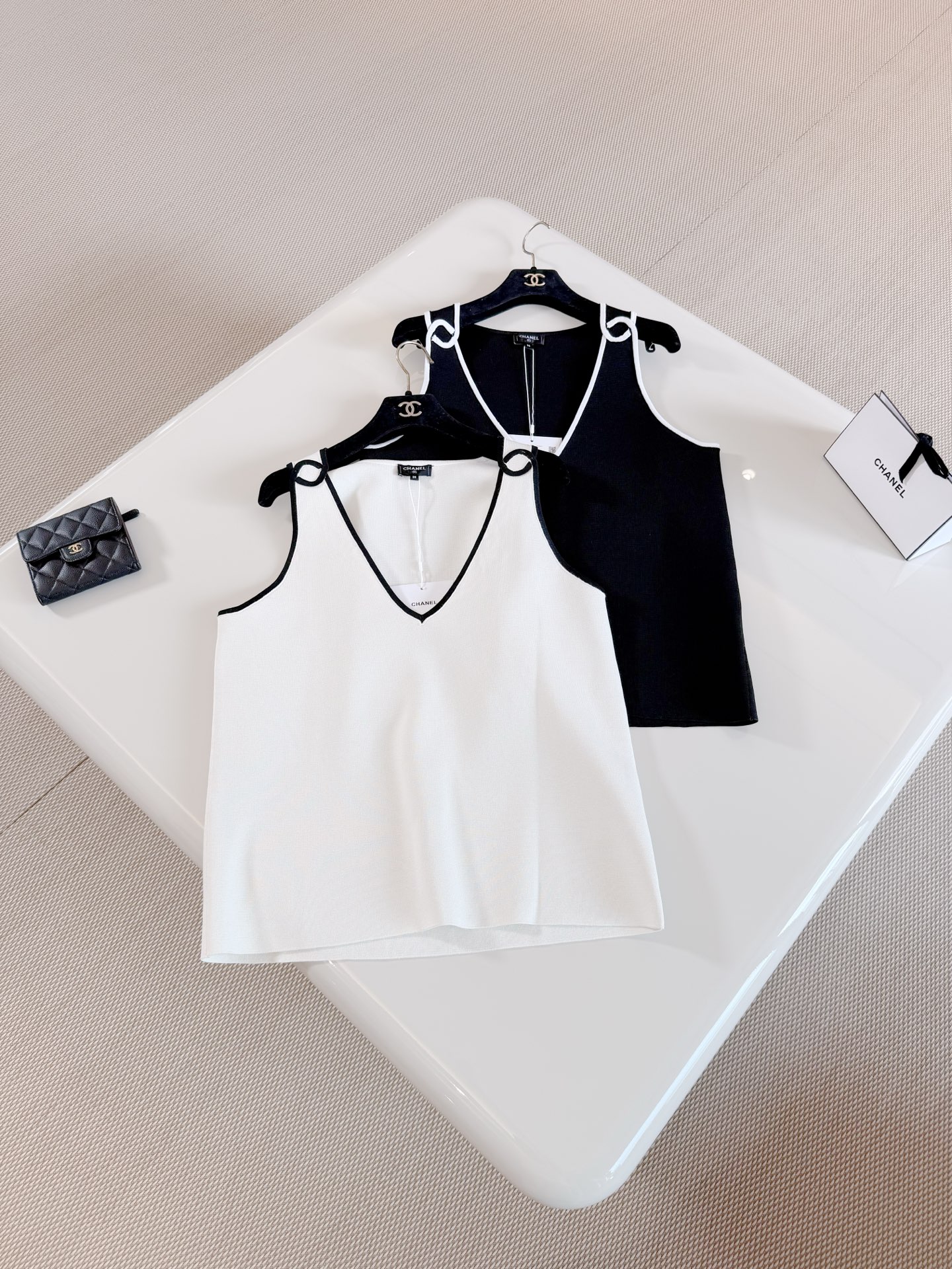 NO:800757,CHA 26P series circular black and white color-blocking V-neck knitted vest. Black main tone and white contrasting edges. Customized high-fiber elastic knitted fabric. Simple and recognizable. Circular shoulder V-neck design elongates the neck line. Black and white two-color choice.19860909CHA 26P 系列环形黑白拼色V领针织背心 黑色主调白色撞色边 定制高纤维弹力针织面料 简约又有辨识度,环形肩部 V领设计拉长颈部线条 黑白双色之选,,,Women's clothing