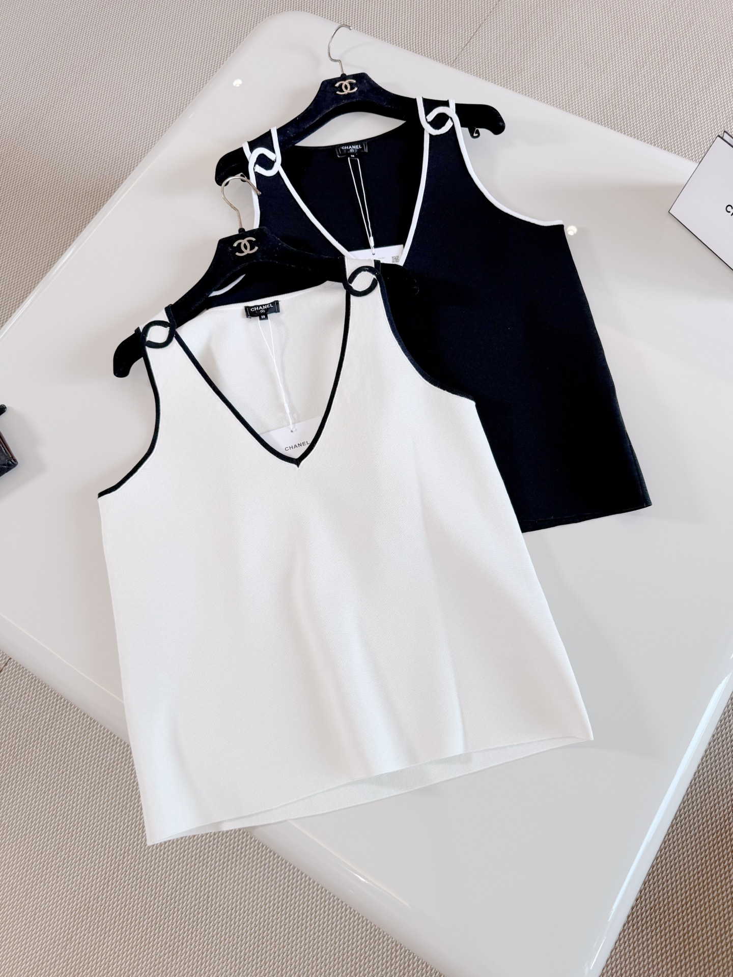 NO:800761,CHA 26P series circular black and white color matching V-neck knitted vest. White main tone and black contrasting edges. Customized high-fiber elastic knitted fabric. Simple and recognizable. The circular shoulder V-neck design elongates the neck line. Black and white two-color choice.19860909CHA 26P 系列环形黑白拼色V领针织背心 白色主调黑色撞色边 定制高纤维弹力针织面料 简约又有辨识度,环形肩部 V领设计拉长颈部线条 黑白双色之选,,,Women's clothing