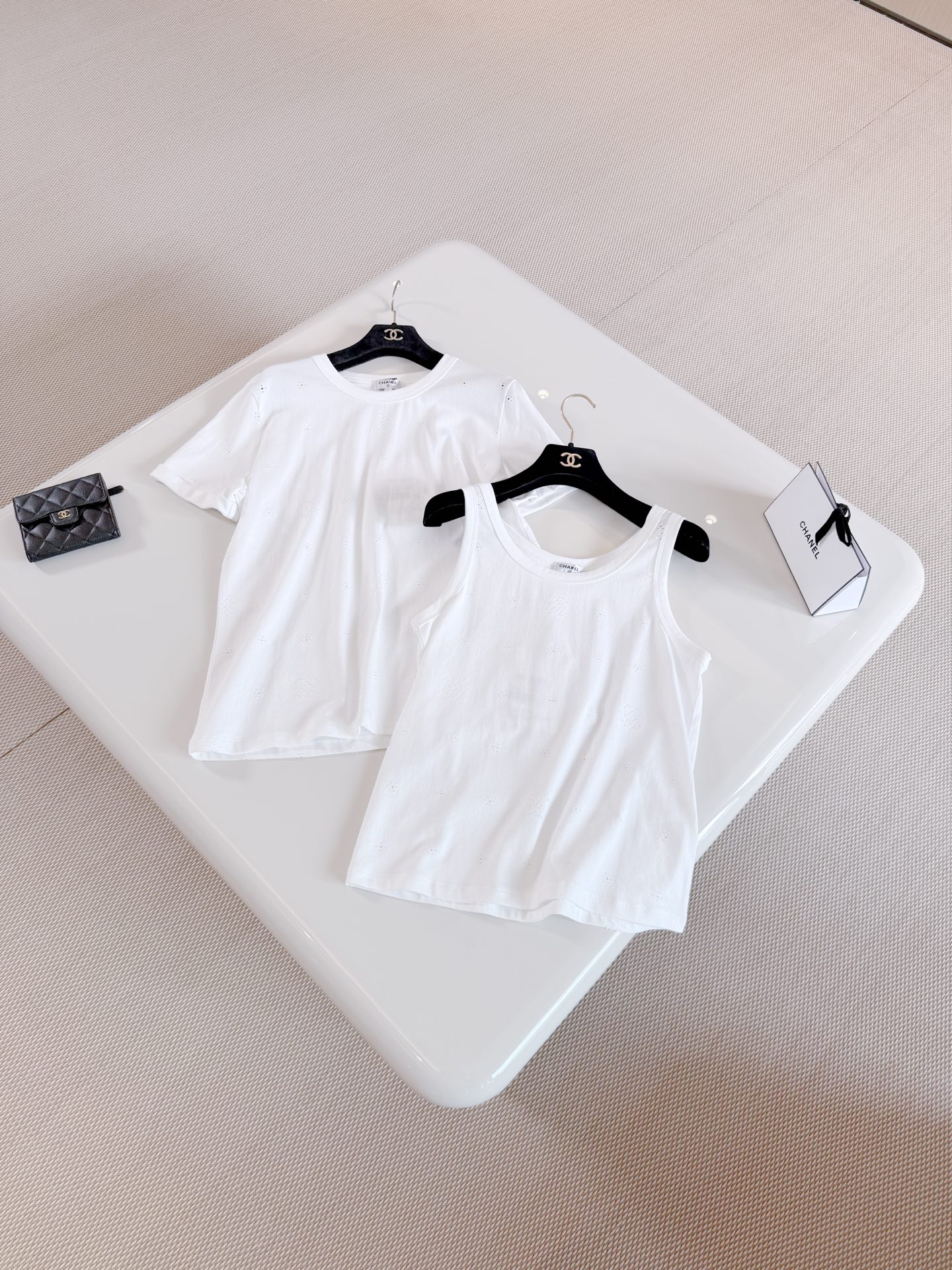 NO:800746,CHA 26P white double C hollow embroidered white cotton vest. It is made of soft cotton fabric, breathable and comfortable. The sleeveless round neck design is simple and elegant. The body is embellished with exquisite double C floral embroidery. It is refreshing and refined for daily use. Top quality.19860909CHA 26P 白色双C镂空刺绣白色棉质背心 采用柔软棉质面料透气又舒适,无袖圆领设计简约大方 衣身点缀精致双C花卉刺绣 、日常清爽又精致 顶级品质,,,Women's clothing