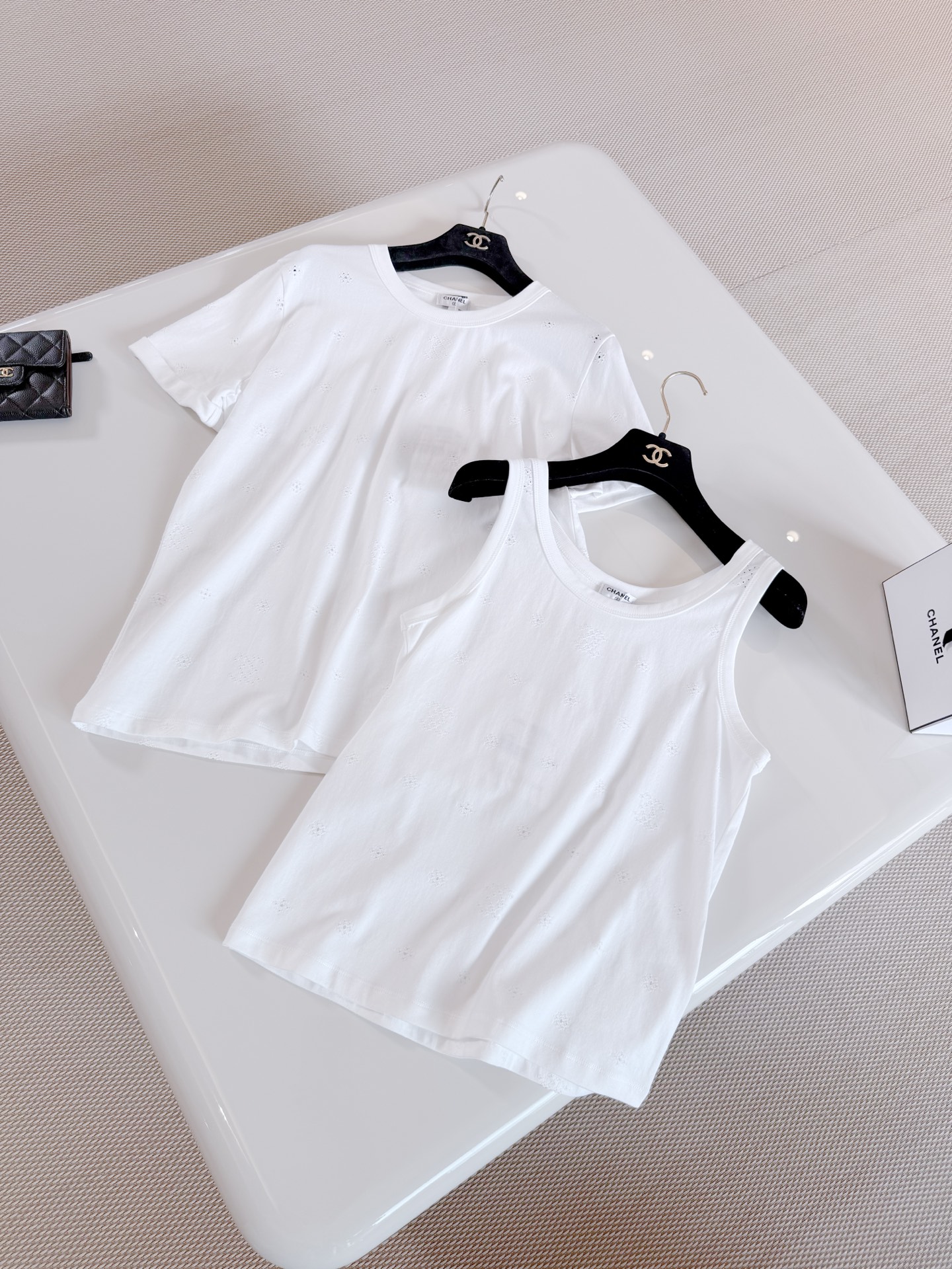 NO:800740,CHA 26P white double C hollow embroidery white cotton T-shirt. It is made of soft cotton fabric, breathable and comfortable. The round neck and rolled cuffs are simple and elegant. The body is embellished with exquisite double C floral embroidery. It is refreshing and exquisite for daily use. Top quality, tees, t-shirt,19860909CHA 26P 白色双C镂空刺绣白色棉质T恤 采用柔软棉质面料透气又舒适,圆领卷边袖口设计简约大方 衣身点缀精致双C花卉刺绣 、日常清爽又精致 顶级品质,,tees，t-shirt,,Women's clothing