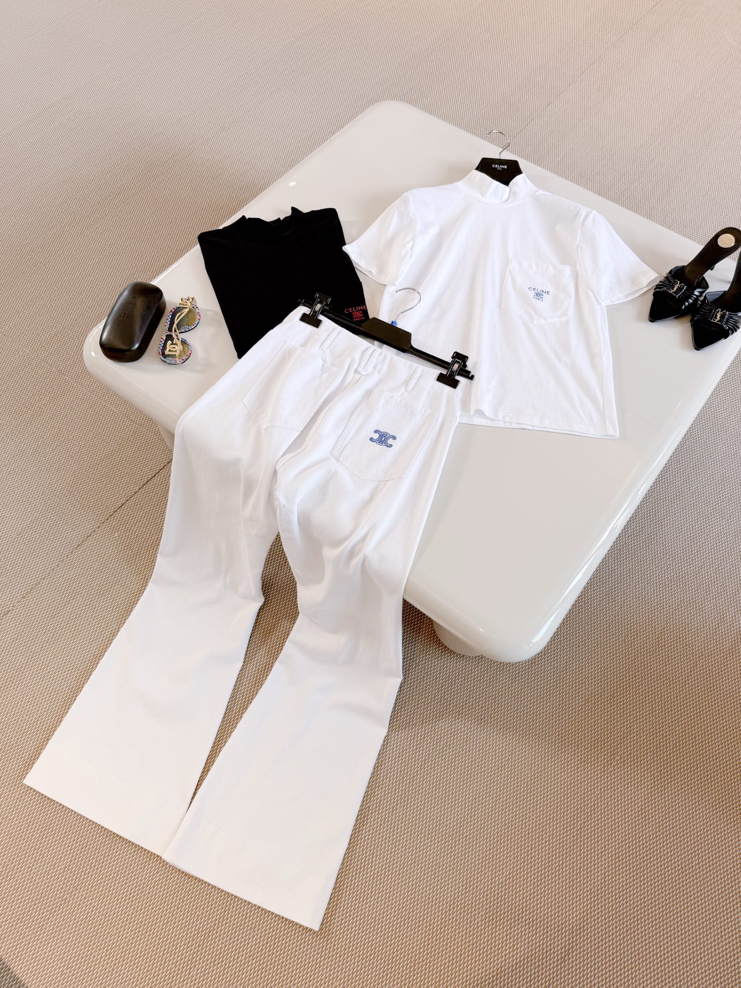 NO:802925,CEL 26W Arc de Triomphe embroidered BOYFRIE white moonlight jeans. Turkish eco-friendly cotton, light and breathable. Straight wide-leg design modifies the leg shape. The blue embroidered logo on the back pocket is super recognizable. White refreshing and versatile white moonlight straight pants, full of relaxation,,jeans,19860909CEL 26W 凯旋门刺绣BOYFRIE白月光牛仔裤 土耳其环保棉轻薄透气 直筒阔腿设计修饰腿型,后侧口袋蓝色刺绣logo超有辨识度 白色清爽百搭白月光直筒裤,松弛感拉满,,jeans,,Women's clothing