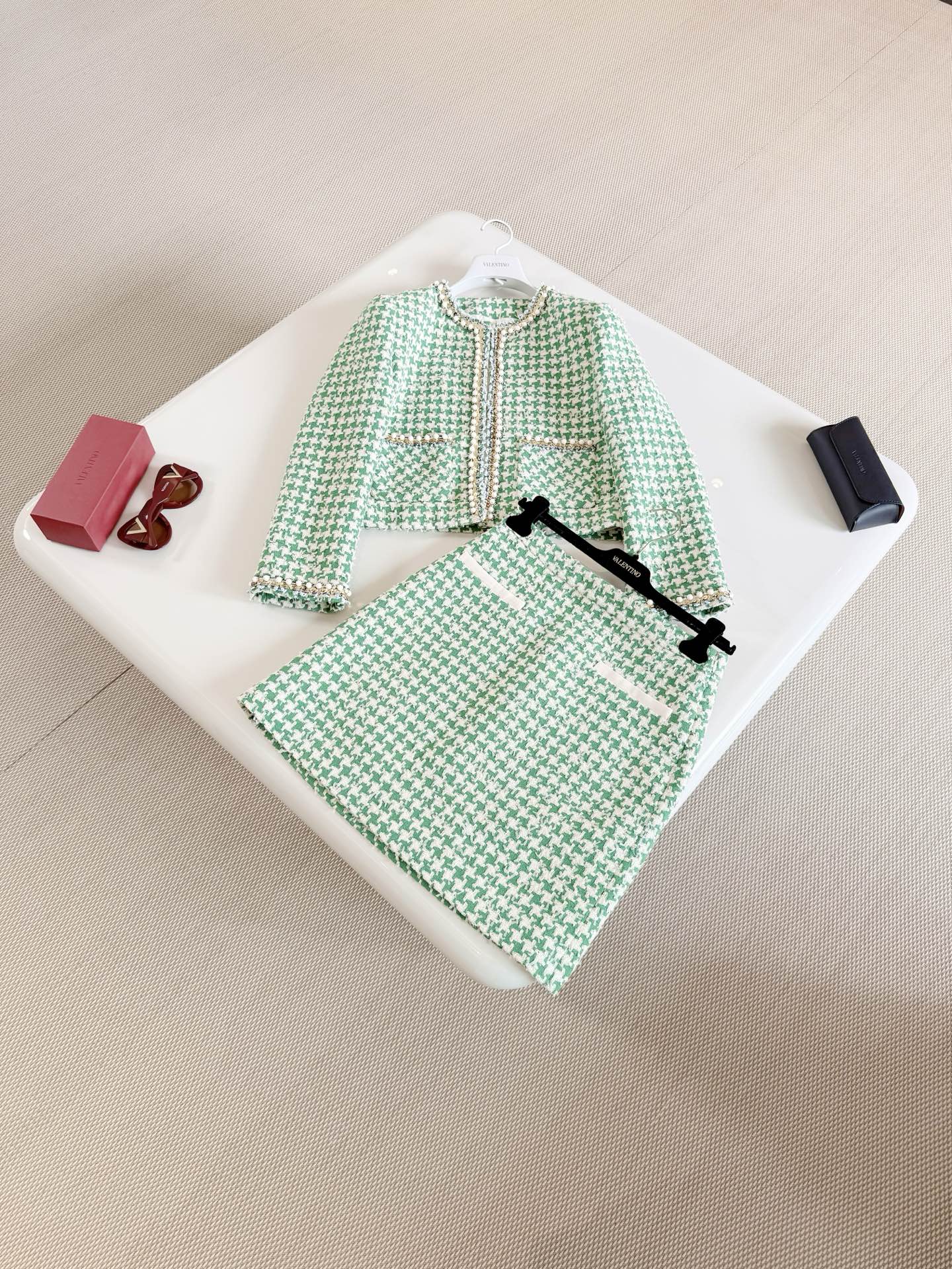 NO:802409,VALEN 26W green houndstooth tweed skirt jacket suit. Classic houndstooth pattern, fresh green and beige. Retro and fashionable wool blend material, soft and drapey. A-shaped side pockets. Pair it with a noble and fashionable jacket, valentino, skirts, jackets & coats,19860909VALEN 26W 绿色千鸟格粗花呢半裙夹克套装 经典千鸟格纹清新绿色拼米色 复古又时髦羊毛混纺材质,柔软有垂感 A字版型侧边口袋 搭配夹克一套高贵时髦,,valentino,skirts,jackets & coats,,Women's clothing