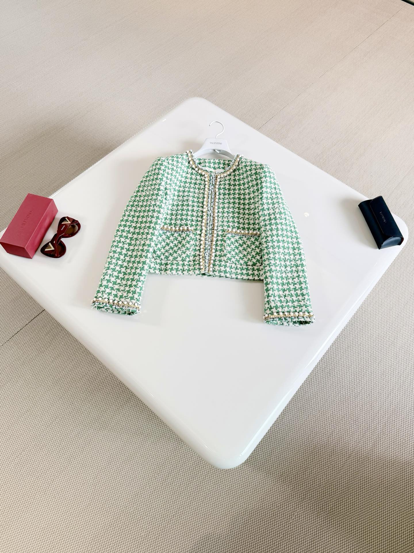 NO:802403,VALEN 26W green houndstooth tweed skirt jacket suit. Classic houndstooth pattern, fresh green and beige. Wool blended material. Fully hand-made three-dimensional beading surrounds the outline of the jacket. It is gorgeous and exquisite. It is noble and fashionable to match with a skirt, valentino, skirts, jackets & coats,19860909VALEN 26W 绿色千鸟格粗花呢半裙夹克套装 经典千鸟格纹清新绿色拼米色 羊毛混纺材质 全手工立体钉珠环绕在夹克的轮廓之上,华美精致 搭配半裙一套高贵时髦,,valentino,skirts,jackets & coats,,Women's clothing