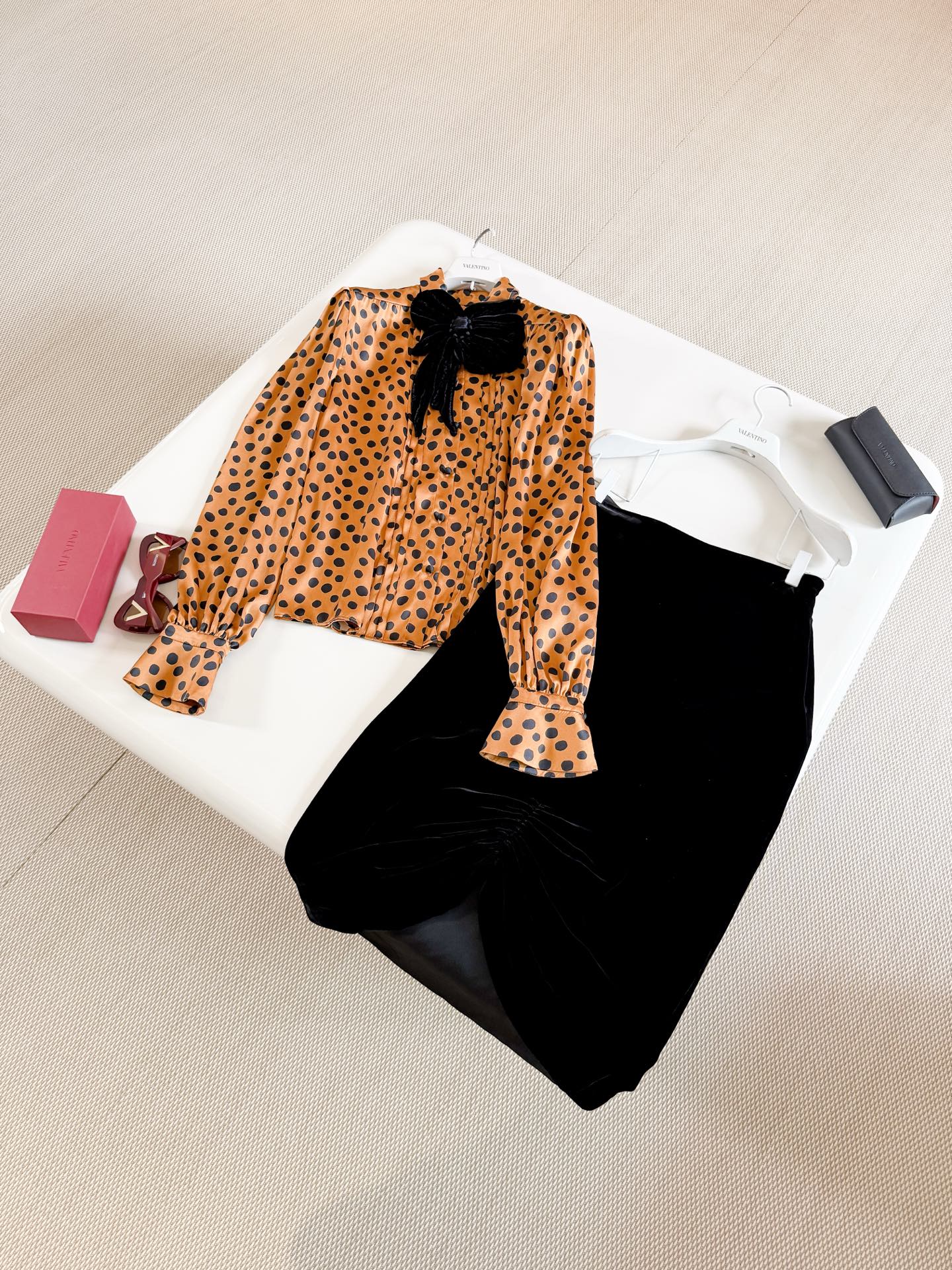 NO:802362,VALEN 26W golden age heavyweight silk satin polka dot shirt. The silk material is light and smooth. The black velvet bow neckline is decorated with a retro feel. Three-dimensional shoulder pad silhouette. Loose cut cuffs are slightly tapered. Elegant and comfortable, suitable for commuting or formal occasions.,valentino,shirts,real silk,19860909VALEN 26W 流金岁月重磅真丝缎波点衬衫 真丝材质轻盈柔滑 黑色丝绒蝴蝶结领口点缀复古感,立体肩垫廓形 宽松剪裁袖口微收 优雅又舒适,通勤或正式场合都ok,,valentino,shirts,real silk,,Women's clothing