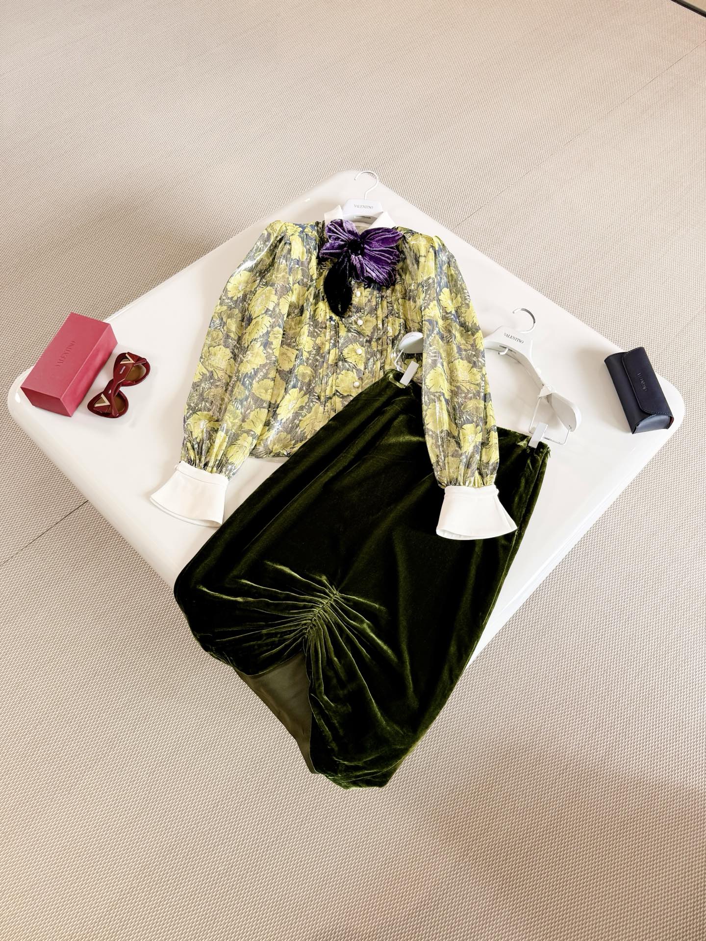 NO:802356,VALEN 26W Golden Time Velvet Flower Tie Silk Shirt Made of gold-threaded silk fabric, smooth and shiny to the touch, inspired by fireflies. The fabric is interspersed with green floral prints. The collar is decorated with purple bows. Romantic and elegant, loose-cut bell sleeves. Noble and gorgeous,,valentino,shirts,real silk,19860909VALEN 26W 流金岁月丝绒花朵领结真丝衬衫 采用金线真丝面料 触感柔滑有光泽,灵感源自于萤火虫 面料穿插绿色花卉印花 领口点缀紫色蝴蝶结 浪漫优雅、宽松剪裁喇叭袖 贵气华美,,valentino,shirts,real silk,,Women's clothing