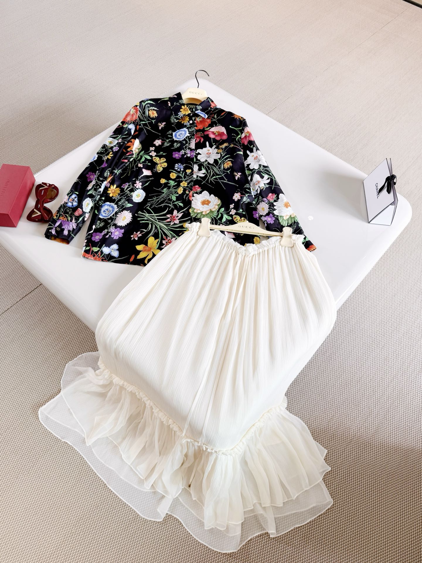 NO:802379,GUC 26W La Famiglia series floral silk shirt. Heavy twill silk fabric is smooth and shiny. Black base with highly saturated floral print, retro spring garden atmosphere, stand-up collar, loose version, relaxed luxury style,,gucci,shirts,real silk,19860909GUC 26W La Famiglia系列花卉真丝衬衫 重磅斜纹真丝面料顺滑有光泽 黑色底配高饱和繁花印花复古春日花园氛围感、立领宽松版型,松弛奢华风格,,gucci,shirts,real silk,,Women's clothing