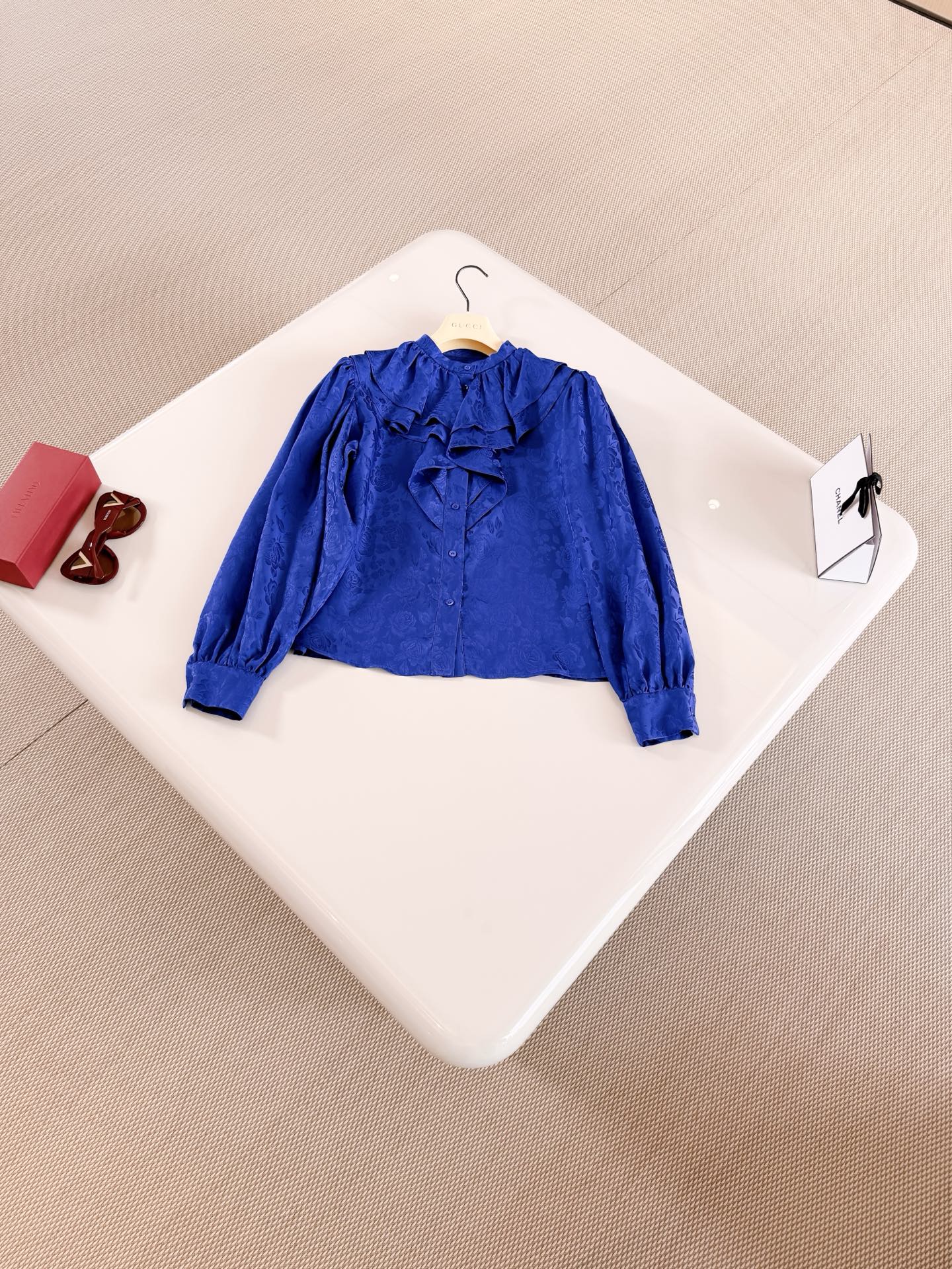 NO:803625,GUC 26W Baroque sapphire blue ruffled silk shirt La Famiglia series Made of highly saturated Klein blue jacquard satin, full of retro luster, cascading ruffled lantern sleeves design is romantic and retro, Baroque style is noble and charming,,gucci,shirts,real silk,19860909GUC 26W 巴洛克宝蓝荷叶边真丝衬衫 La Famiglia系列 采用高饱和度克莱因蓝提花缎面 复古光泽十足、层叠荷叶边灯笼袖设计浪漫又复古 巴洛克风格高贵迷人,,gucci,shirts,real silk,,Women's clothing