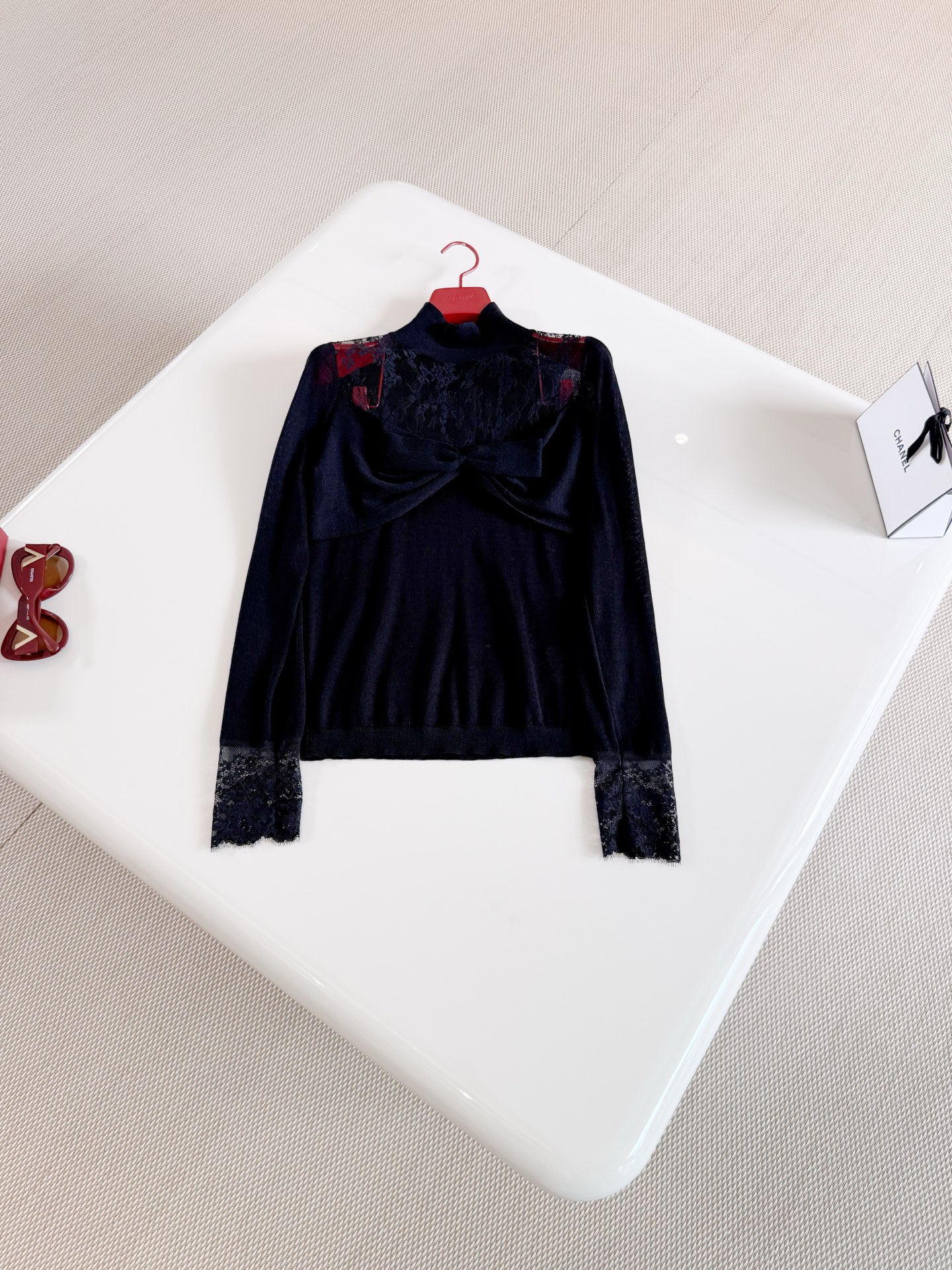 NO:805479,VALEN 26W black lace spliced ​​bow sweater. Made of knitted fabric with lace details and bow decoration. It has a more layered feel. French elegant high collar. Bow design on the chest. Slim and slim. Can be worn as a layer or alone.,valentino,19860909VALEN 26W 黑色蕾丝拼接蝴蝶结针织衫 采用针织面料蕾丝细节与蝴蝶结的装饰 更显层次感,法式优雅高领 胸前蝴蝶结设计 修身显瘦 内搭或单穿都ok,,valentino,,Women's clothing