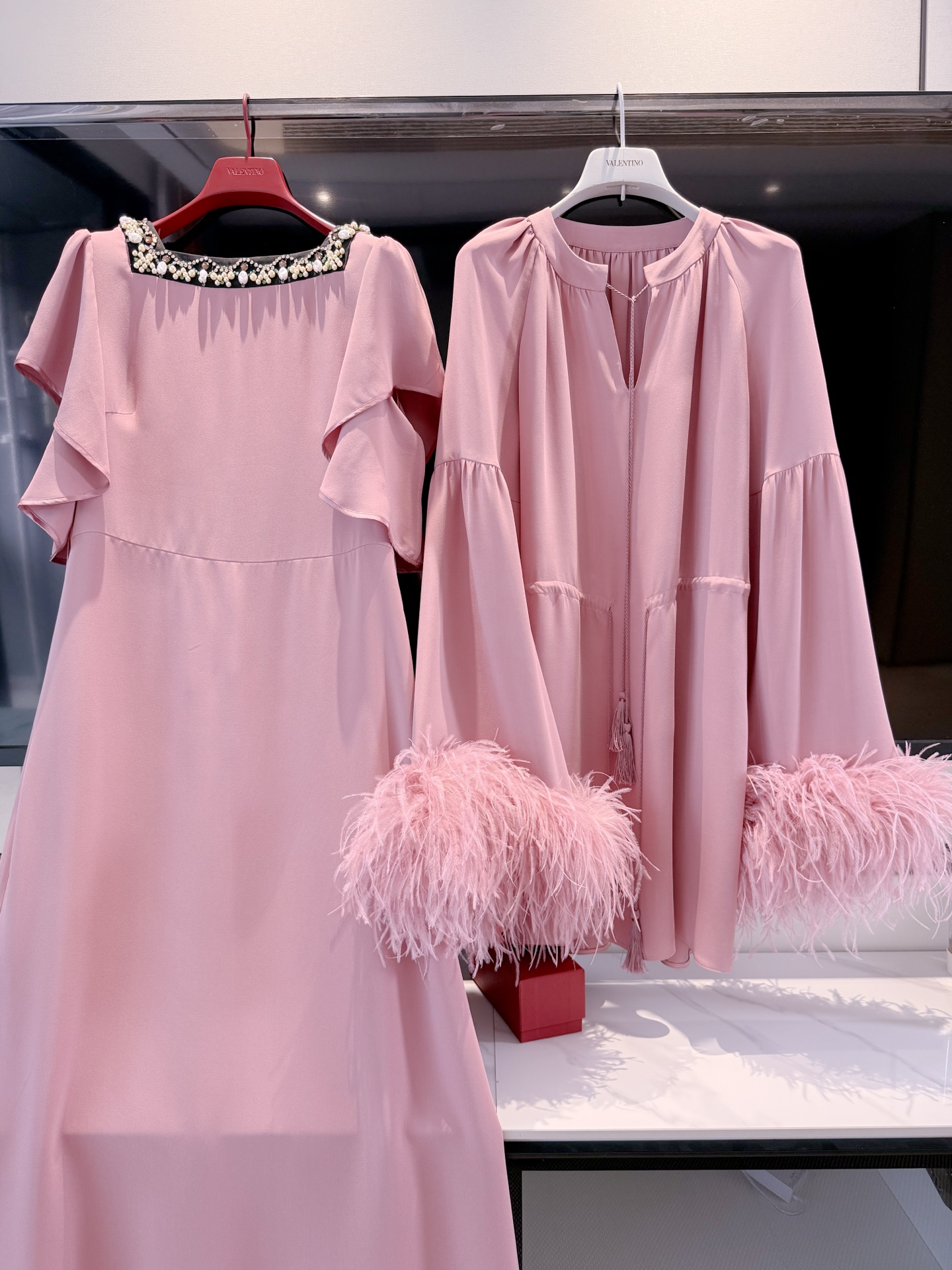 NO:802414,VALEN 26W pink pendant feather hand sleeve silk dress. Made of heavy silk fabric. The feather decoration on the cuffs is rich and dynamic. The drawstring tassel design on the waist modifies the figure and is exquisite and gorgeous. Top quality for sale, valentino, skirts, real silk,19860909VALEN 26W 粉色吊坠羽毛手袖真丝连衣裙 采用重磅真丝面料 袖口羽毛装饰丰盈灵动感～腰部抽绳流苏设计修饰身形又精致、华美工艺 顶级品质发售,,valentino,skirts,real silk,,Women's clothing