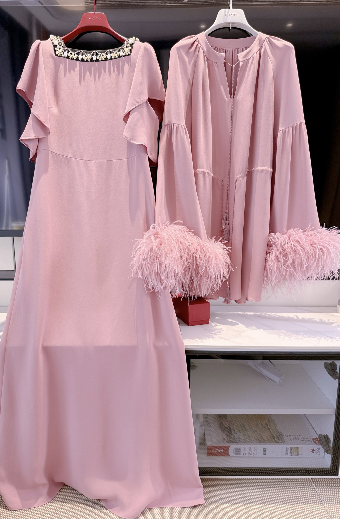 NO:802397,VALEN 26W Soft pink beaded embroidered lace sleeve dress. Heavy silk fabric with three-dimensional tailoring. Super elegant and retro. Black pearl rhinestone embroidered edges, smart flying sleeves design are smart and elegant. The same color tie at the waist is adjustable. Modify the figure. Noble and graceful,,valentino,skirts,real silk,19860909VALEN 26W 柔粉钉珠刺绣花边袖礼服连衣裙 重磅真丝面料立体剪裁 超显气质优雅又复古 黑色珍珠水钻刺绣边、灵动飞袖设计灵动飘逸 腰间同色系带可调节 修饰身形 高贵曼妙,,valentino,skirts,real silk,,Women's clothing