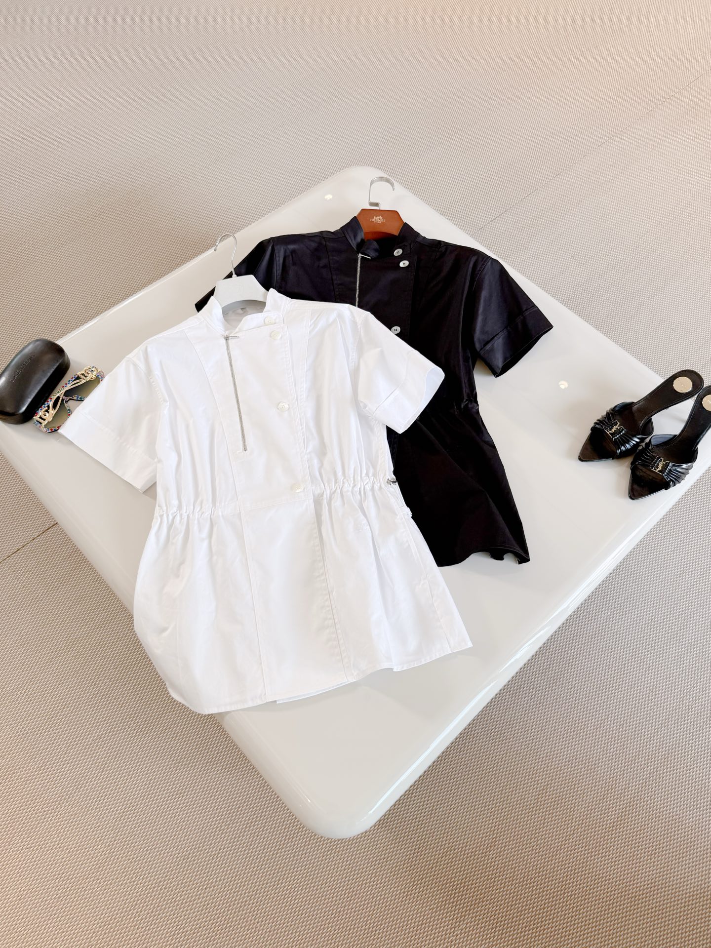 NO:804649,HER 26W black and white two-color short-sleeved side zipper stand-collar shirt. The black short-sleeved shirt is made of contoured cotton breathable fabric. It is simple and detailed. The drawstring design at the waist can easily adjust the fit. It is comfortable to wear and shows your figure. It is embellished with carriage pattern embroidery, shirts, T-shirt,19860909HER 26W 黑白双色短袖侧方拉链立领衬衫 黑色短袖衬衫采用廓形棉透气面料 简约又有细节感,腰部抽绳设计轻松调节版型 穿着舒适又显身材 马车图案刺绣点缀,,shirts,T-shirt,,Women's clothing