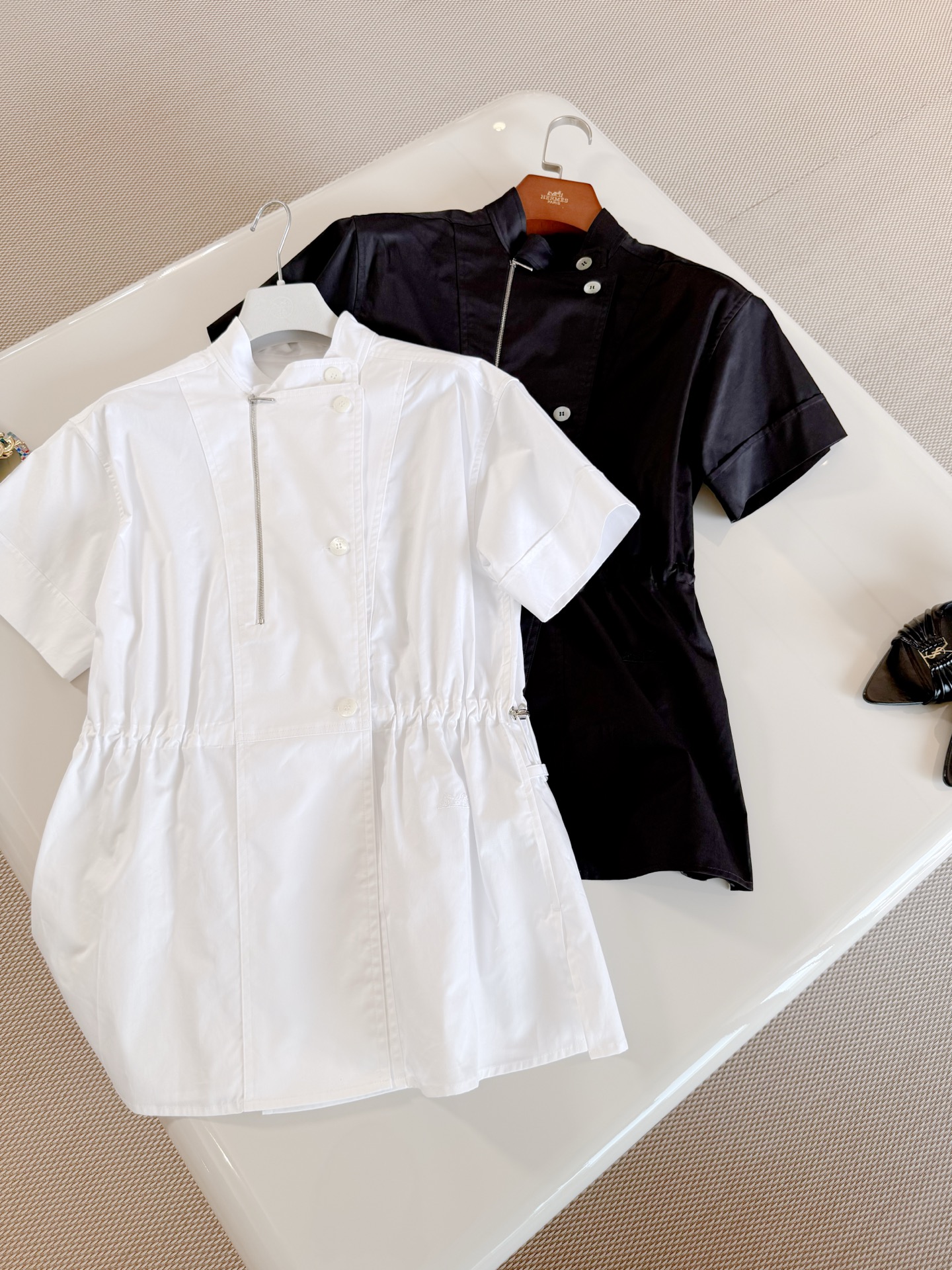 NO:804646,HER 26W black and white two-color short-sleeved side zipper stand-collar shirt. White short-sleeved shirt is made of contoured cotton breathable fabric. Simple and detailed. The waist drawstring design can easily adjust the fit. It is comfortable to wear and shows your figure. Carriage pattern embroidery embellishment, shirts, T-shirt,19860909HER 26W 黑白双色短袖侧方拉链立领衬衫 白色短袖衬衫采用廓形棉透气面料 简约又有细节感,腰部抽绳设计轻松调节版型 穿着舒适又显身材 马车图案刺绣点缀,,shirts,T-shirt,,Women's clothing