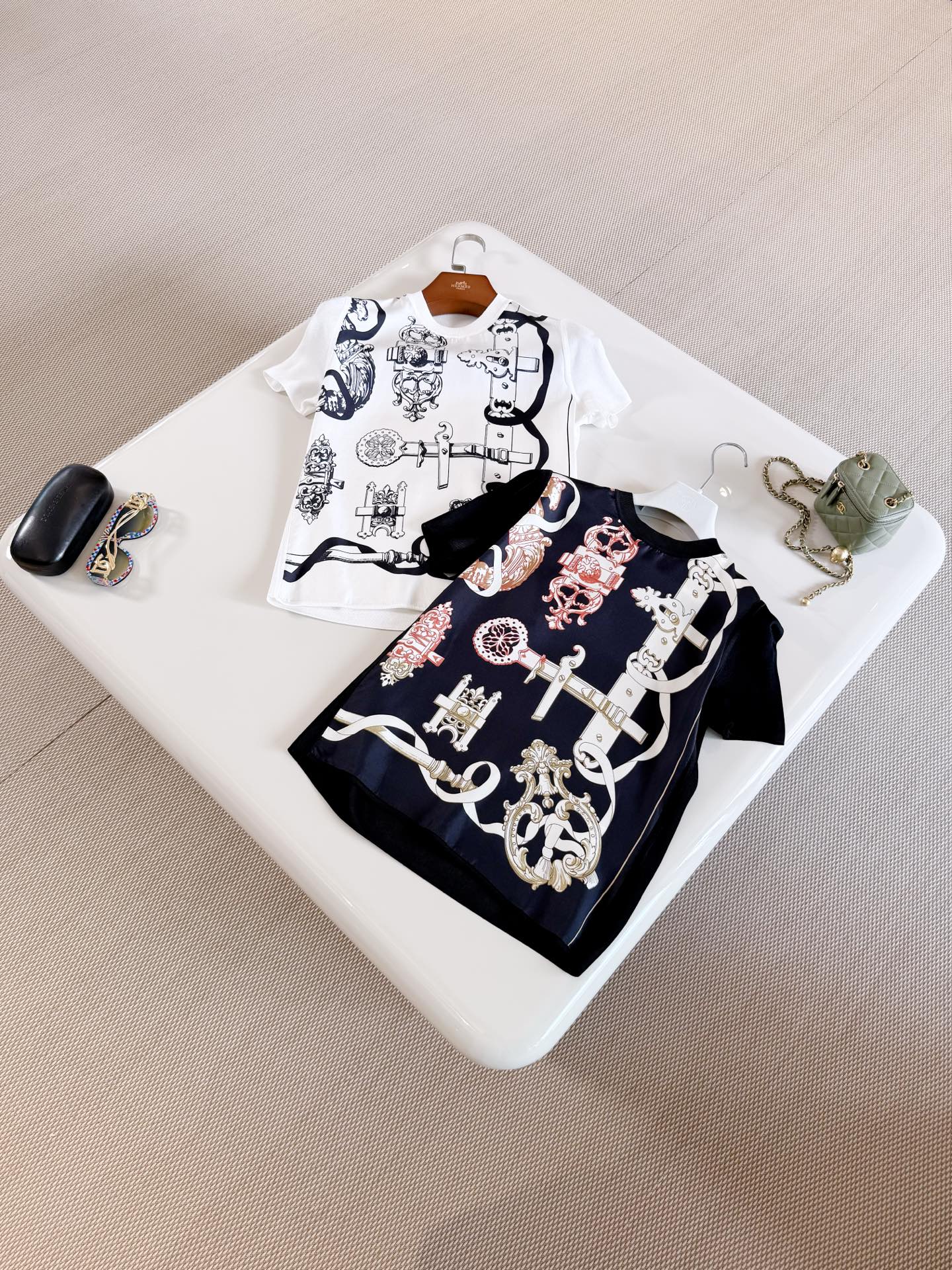 NO:802924,HER 26S Black and white lock printed silk and knitted top Printed short-sleeved top Made of heavy twill silk and high-quality ice silk blended fabric, smooth to the touch and breathable, printed with inspiration from retro equestrian patterns + exquisite lines, low-key luxury old money style,, T-shirt, real silk,19860909HER 26S 黑白锁头印花真丝拼针织上衣 印花短袖上衣 采用重磅斜纹丝绸拼高品质冰丝混纺面料,触感柔滑透气性佳,印花灵感复古马术图案+精致线条 低调奢华老钱风,,T-shirt,real silk,,Women's clothing