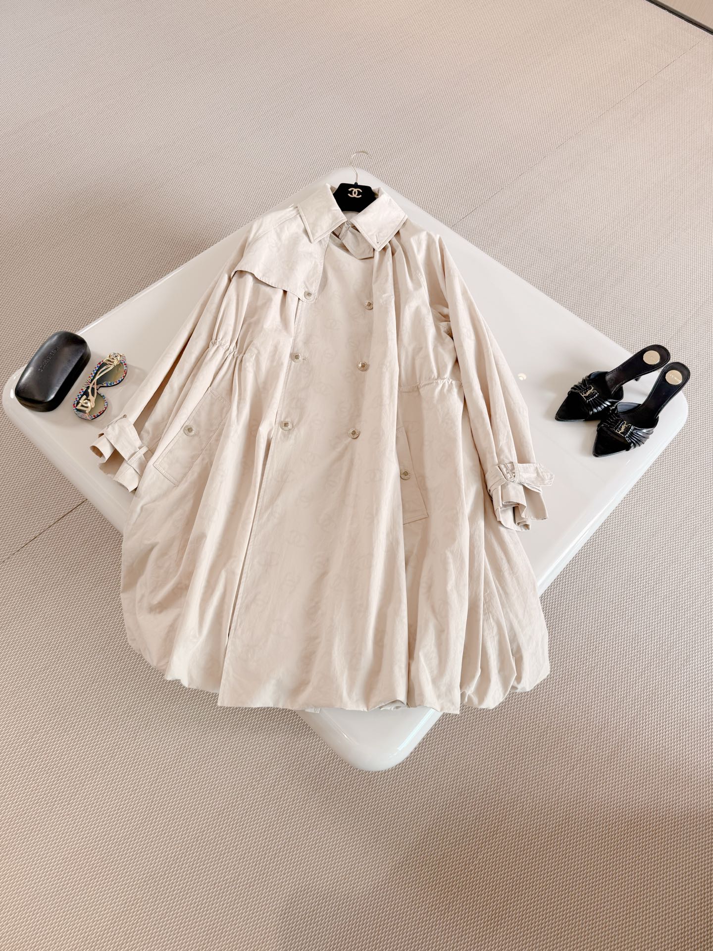 NO:802941,CHA 26W khaki DIY silhouette bud long windbreaker is made of technical fabric that shows double CLogo dark patterns when exposed to water. You can DIY spray water on the fabric to show a C jacquard!  The lapels are designed with loose shoulders and the drawstrings and bud hem are super layered.19860909CHA 26W 卡其色diy廓形花苞长款风衣 采用科技面料遇水显双CLogo暗纹,可以DIY在面料之上进行喷水,呈现出C提花！翻领宽松落肩设计 抽绳和花苞下摆超有层次感,,,Women's clothing