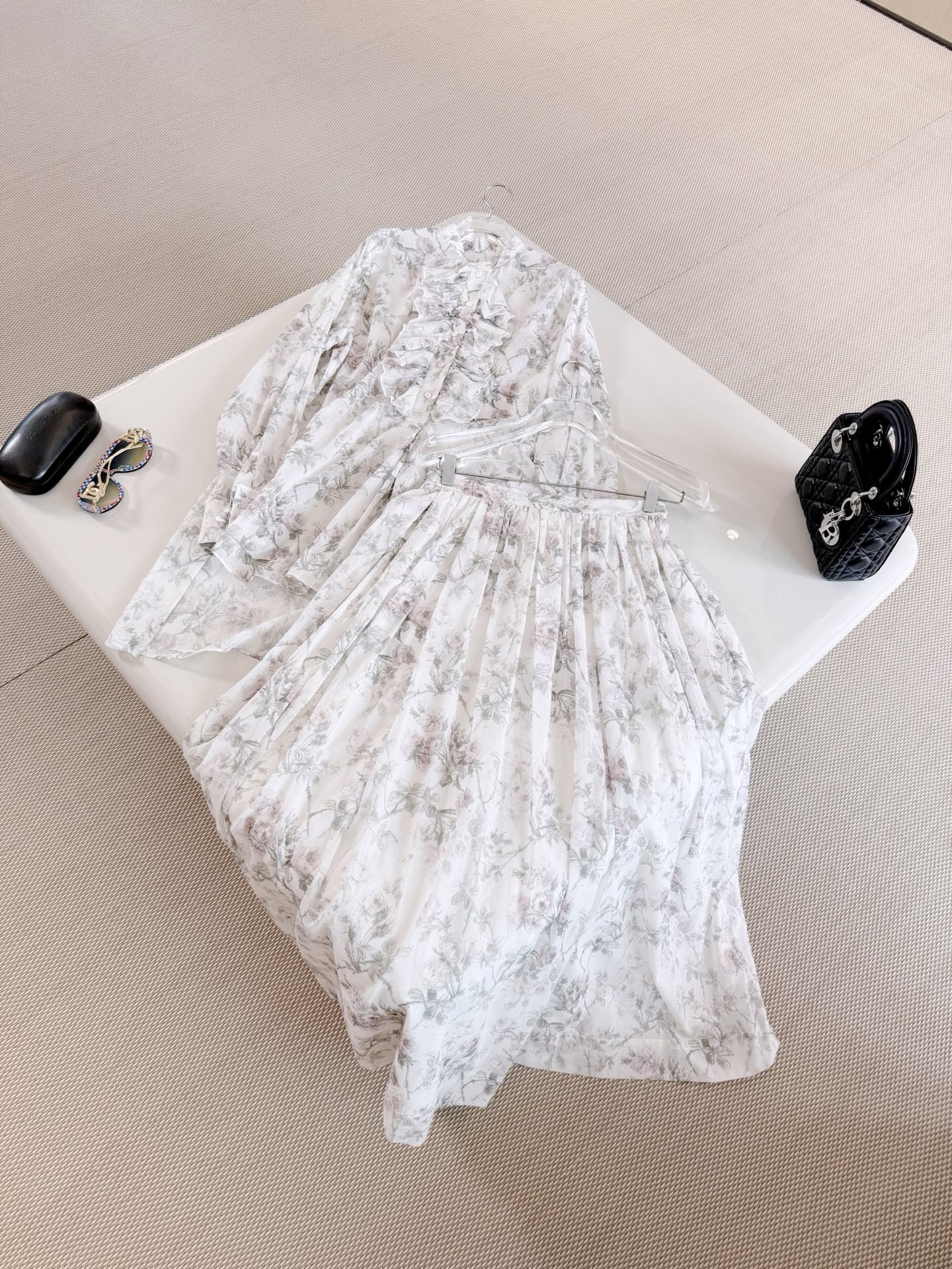 NO:805485,DIO 26W floral silk cotton three-dimensional lace silhouette shirt. It is made of light and breathable washed cotton. It is super comfortable to wear in spring and summer. The stand-up collar and long sleeve design are elegant and practical. The butterfly flower print is super artistic. It has a romantic atmosphere. It is gorgeous and exquisite., dior, shirts,19860909DIO 26W 花卉丝绵立体花边廓形衬衫 采用轻薄透气水洗棉 春夏穿超舒服 立领长袖设计优雅又实用,蝴蝶花卉印花超有艺术感 浪漫氛围感 华美精致,,dior,shirts,,Women's clothing
