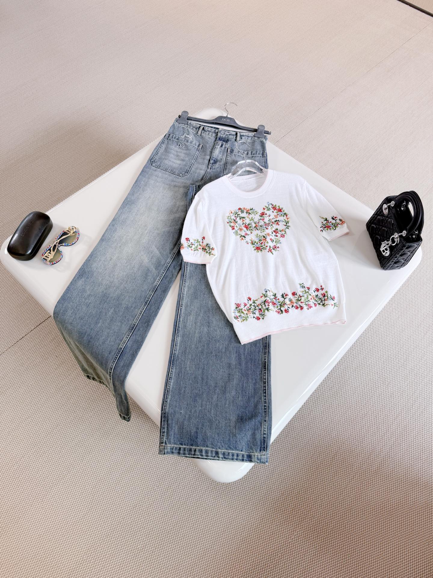 NO:804645,DIO 26W Baroque bow embroidered washed blue jeans with an elegant flared cut. Crafted from blue stonewashed cotton denim, embellished with bow CD logo embroidery on the front to enhance style. Match with them all year round to create a classic look, dior, jeans,19860909DIO 26W 巴洛克蝴蝶结刺绣水洗蓝牛仔裤 呈现优雅的喇叭形剪裁 采用蓝色石洗棉质牛仔布精心制作,正面饰以蝴蝶结CD标志刺绣 提升格调 全年搭配打造经典造型,,dior,jeans,,Women's clothing