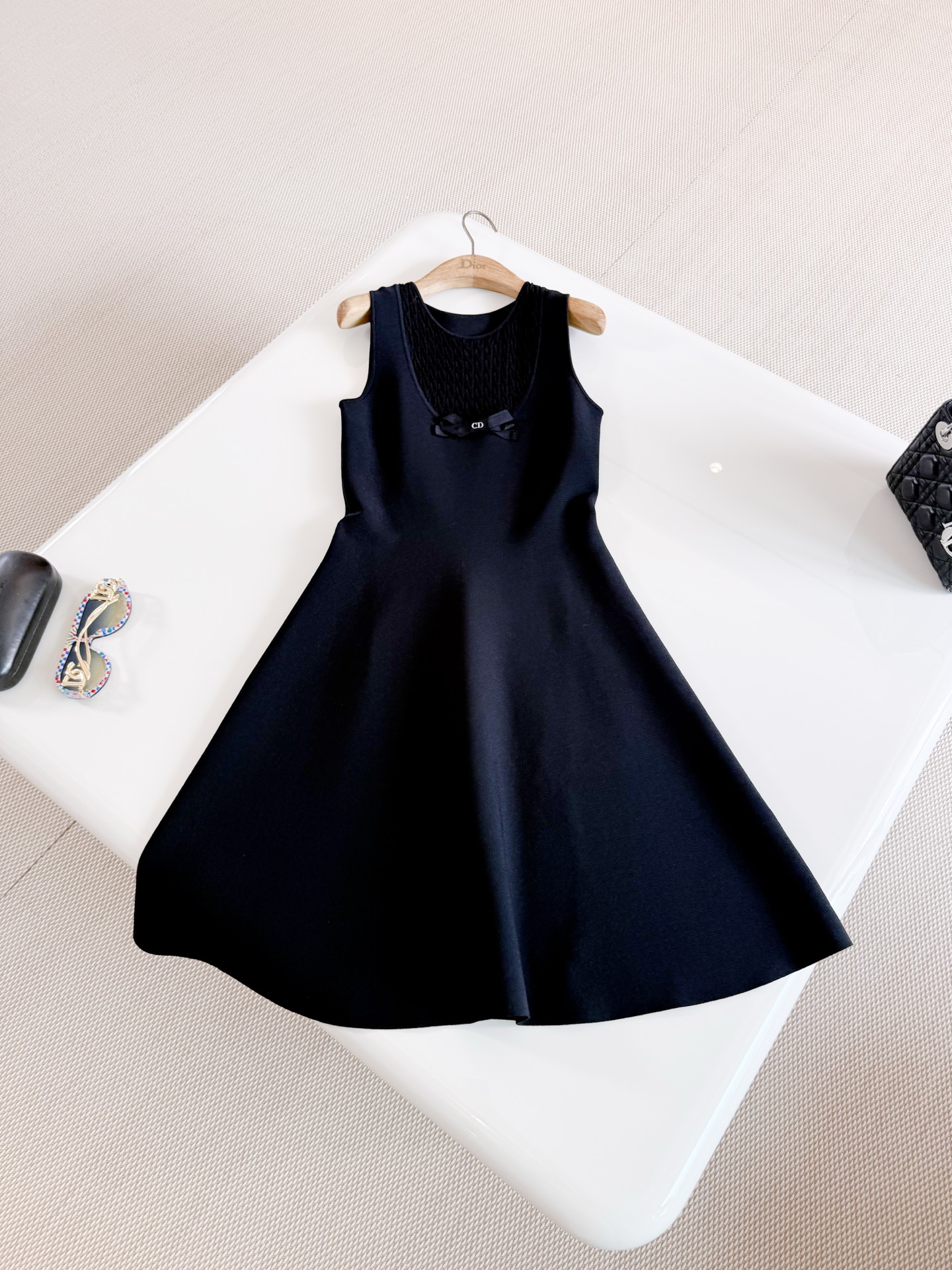 NO:804657,DIO 26W three-dimensional bow knitted black dress shows elegance and casual style. It is carefully made of black technical knitted fabric. The flared silhouette is unique with a cable knitted collar. CD bow decoration. Top quality, dior, skirts,19860909DIO 26W 立体蝴蝶结针织黑色连衣裙 彰显优雅气质与休闲风范 采用黑色科技针织面料精心制作,喇叭形廓形搭配绞花针织衣领别具一格,CD蝴蝶结装饰 顶级品质,,dior,skirts,,Women's clothing