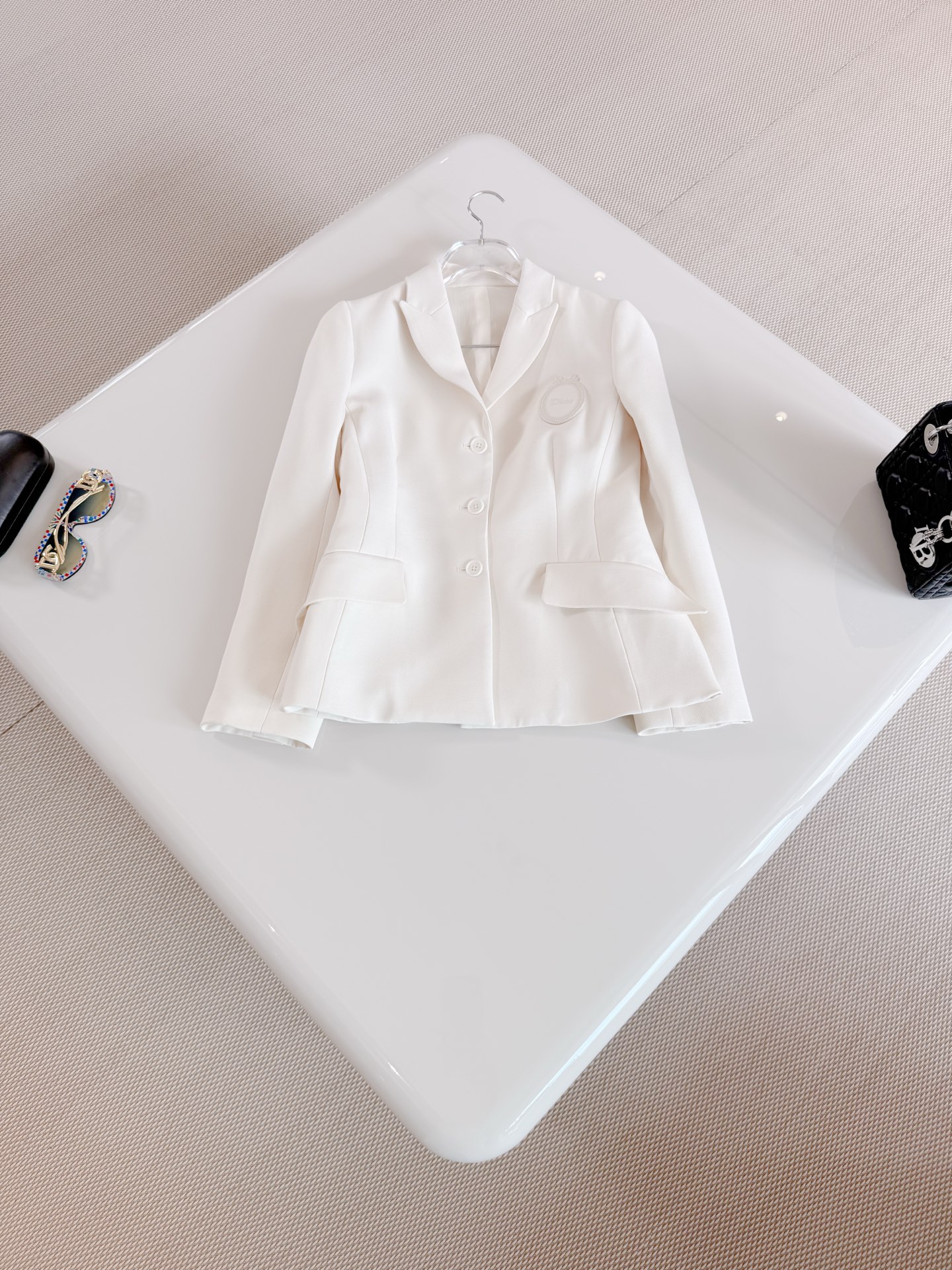 NO:804652,DIO 26W Baroque embroidered silk wool suit jacket. Salon 18th century rococo style aesthetics. Carefully crafted from lightweight off-white sheep wool blended fabric. The slim fit highlights the waist curve. Silk lining is unique. Dior, jackets & coats, business suit, real silk,19860909DIO 26W 巴洛克刺绣丝毛西装夹克 沙龙十八世纪洛可可风格美学 采用轻盈的米白色绵羊毛混纺面料精心制作,修身版型突显腰部曲线 内里真丝 别具一格,,dior,jackets & coats,business suit,real silk,,Women's clothing