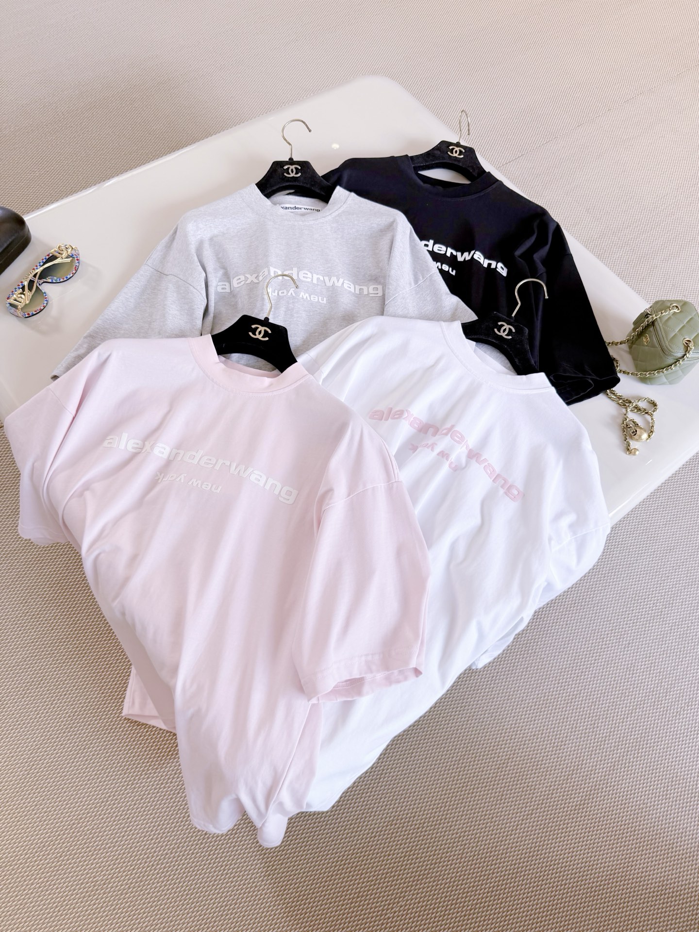 NO:805515,AW 26W four-color letter cotton short-sleeved T-shirt, white with pink/made of pure cotton material, soft and comfortable, brand letters printed on the front, simple and recognizable, loose fit, same style for men and women, easy to create casual street style, top quality, T-shirt, tees, t-shirt,19860909AW 26W 四色字母棉质短袖T恤 白拼粉/ 采用纯棉材质柔软舒适 正面品牌字母印花 简约又有辨识度、宽松版型男女同款 轻松打造休闲街头风 顶级品质,,T-shirt,tees，t-shirt,,Women's clothing
