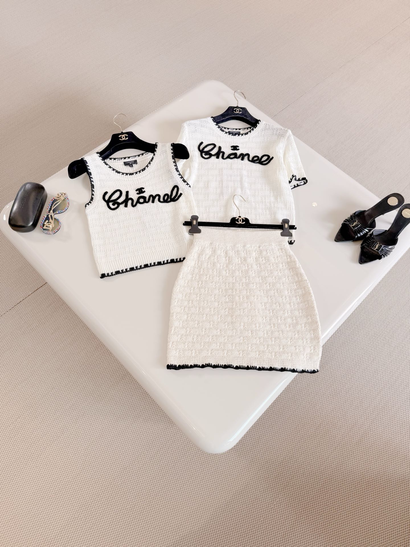 NO:805470,CHA 26W black and white lace hand-painted three-dimensional letter knitted short-sleeves, black contrast trim and 'C logo' signature embroidery on the front. Simple and highly recognizable, sleeveless design, suitable for single wear and layering in spring and summer. Small, fashionable and cute, T-shirt,19860909CHA 26W 黑白花边手绘立体字母针织短袖 黑色撞色边饰正面'C logo'签字体刺绣 简约又超有辨识度、无袖设计春夏单穿叠穿都ok 小短款时髦可爱,,T-shirt,,Women's clothing